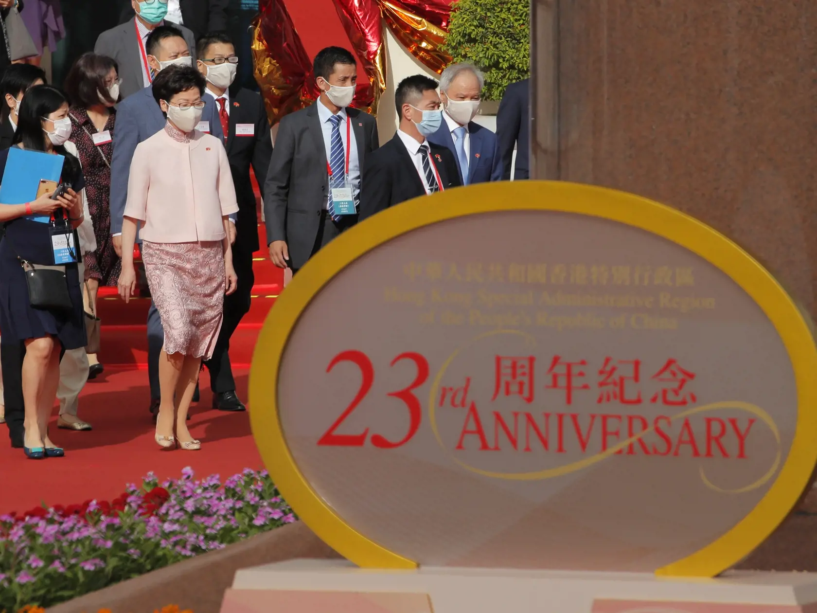 WA 3 Hongkong -  Najvyššia predstaviteľka Hongkongu Carrie Lamová (druhá zľava) prichádza na slávnostné zhromaždenie pri príležitosti 23. výročia prechodu Hongkongu pod čínsku správu v Hongkongu 1. júla 2020. Británia v roku 1997 odovzdala Hongkong Číne. Hongkong si výročie prechodu pod čínsku správu pripomína len deň po schválení kontroverzného zákona o národnej bezpečnosti pre Hongkong, ktorý schválil stály výbor Celočínskeho zhromaždenia ľudových zástupcov (parlament). FOTO TASR/AP

Hong Kong