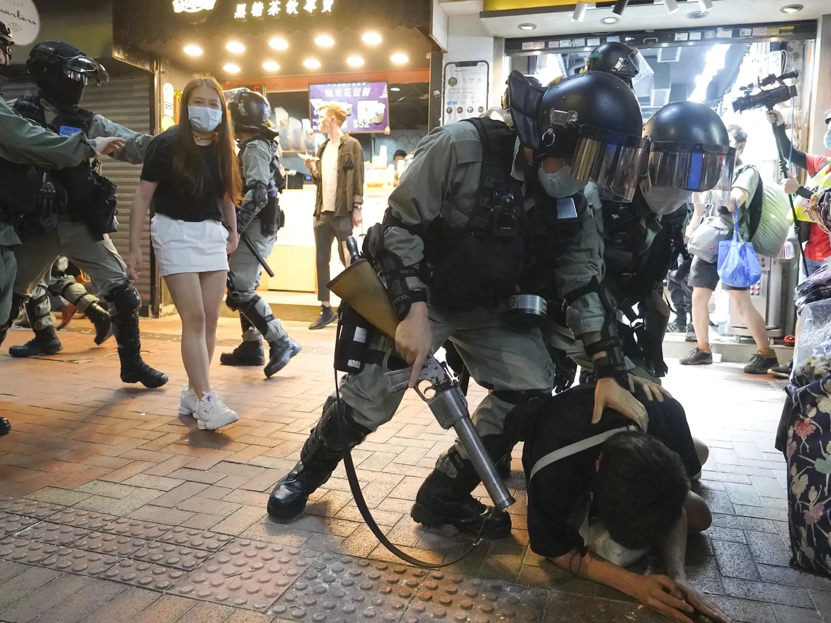 JB 7 Hongkong - Príslušníci hongkongských poriadkových síl zatýkajú demonštranta počas protestu na Causeway Bay v Hongkongu 12. júna 2020. Protesty zvolané pri príležitosti pripomenutia si prvého výročia od začiatku prodemokratických demonštrácií zároveň prichádzajú v čase stúpajúceho napätia v súvislosti s pripravovaným zákonom o národnej bezpečnosti, ktorý minulý týždeň schválil čínsky parlament. FOTO TASR/AP 

Hong Kong Riot police detain a protester during a protest in Causeway Bay, Hong Kon