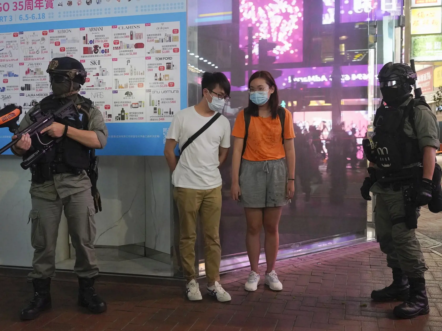 JB 13 Hongkong - Príslušníci hongkongských poriadkových síl kontrolujú demonštrantov na ulici počas protestu na Causeway Bay v Hongkongu 12. júna 2020. Protesty zvolané pri príležitosti pripomenutia si prvého výročia od začiatku prodemokratických demonštrácií zároveň prichádzajú v čase stúpajúceho napätia v súvislosti s pripravovaným zákonom o národnej bezpečnosti, ktorý minulý týždeň schválil čínsky parlament. FOTO TASR/AP 

Hong Kong Riot police checking protesters on street during a protest i