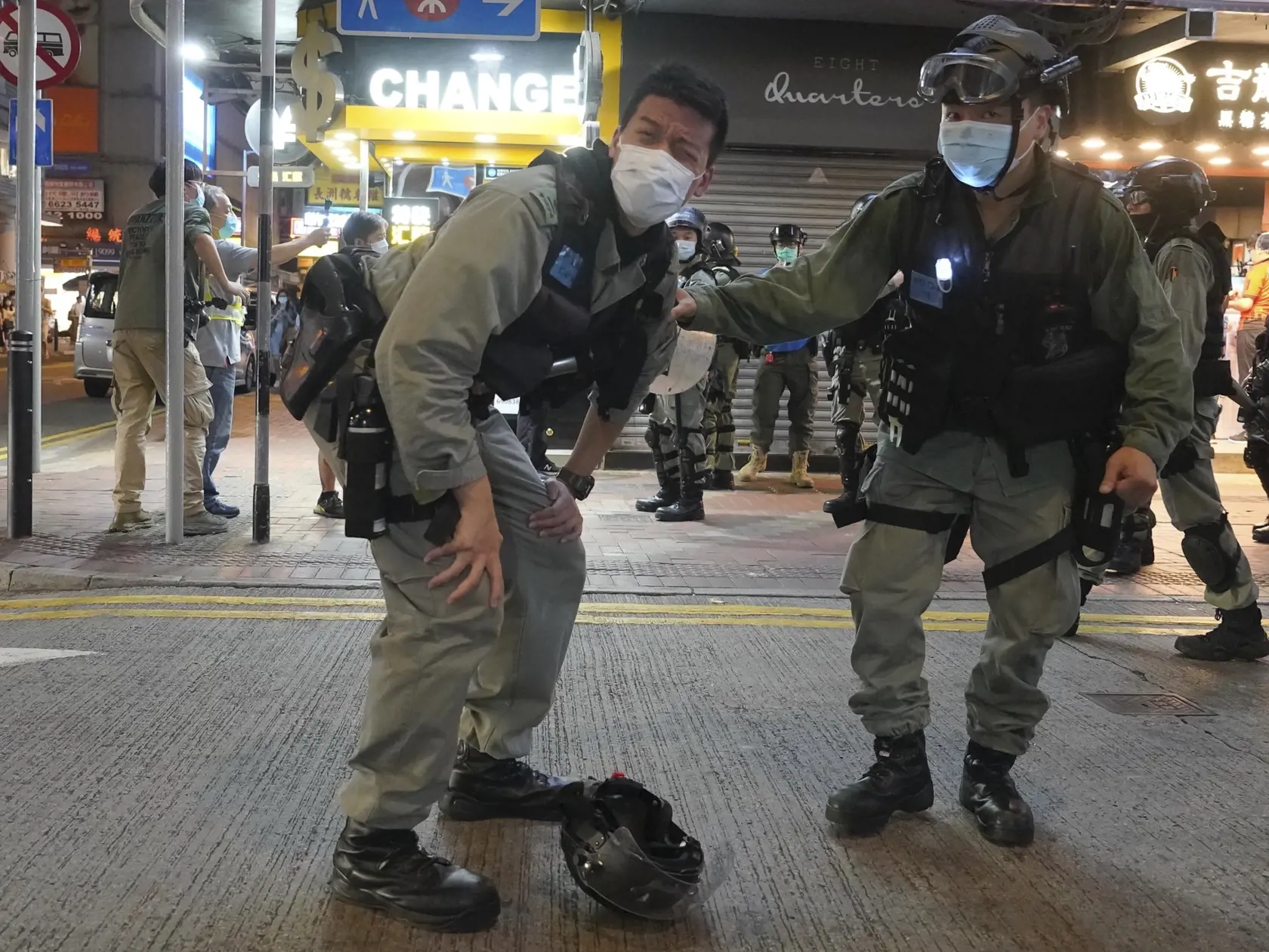 JB 10 Hongkong - Príslušník hongkongských poriadkových síl reaguje po tom, ako bol zasiahnutý paprikovým sprejom počas protestu demonštrantov na Causeway Bay v Hongkongu 12. júna 2020. Protesty zvolané pri príležitosti pripomenutia si prvého výročia od začiatku prodemokratických demonštrácií zároveň prichádzajú v čase stúpajúceho napätia v súvislosti s pripravovaným zákonom o národnej bezpečnosti, ktorý minulý týždeň schválil čínsky parlament. FOTO TASR/AP 

A Riot police reacts after he being h