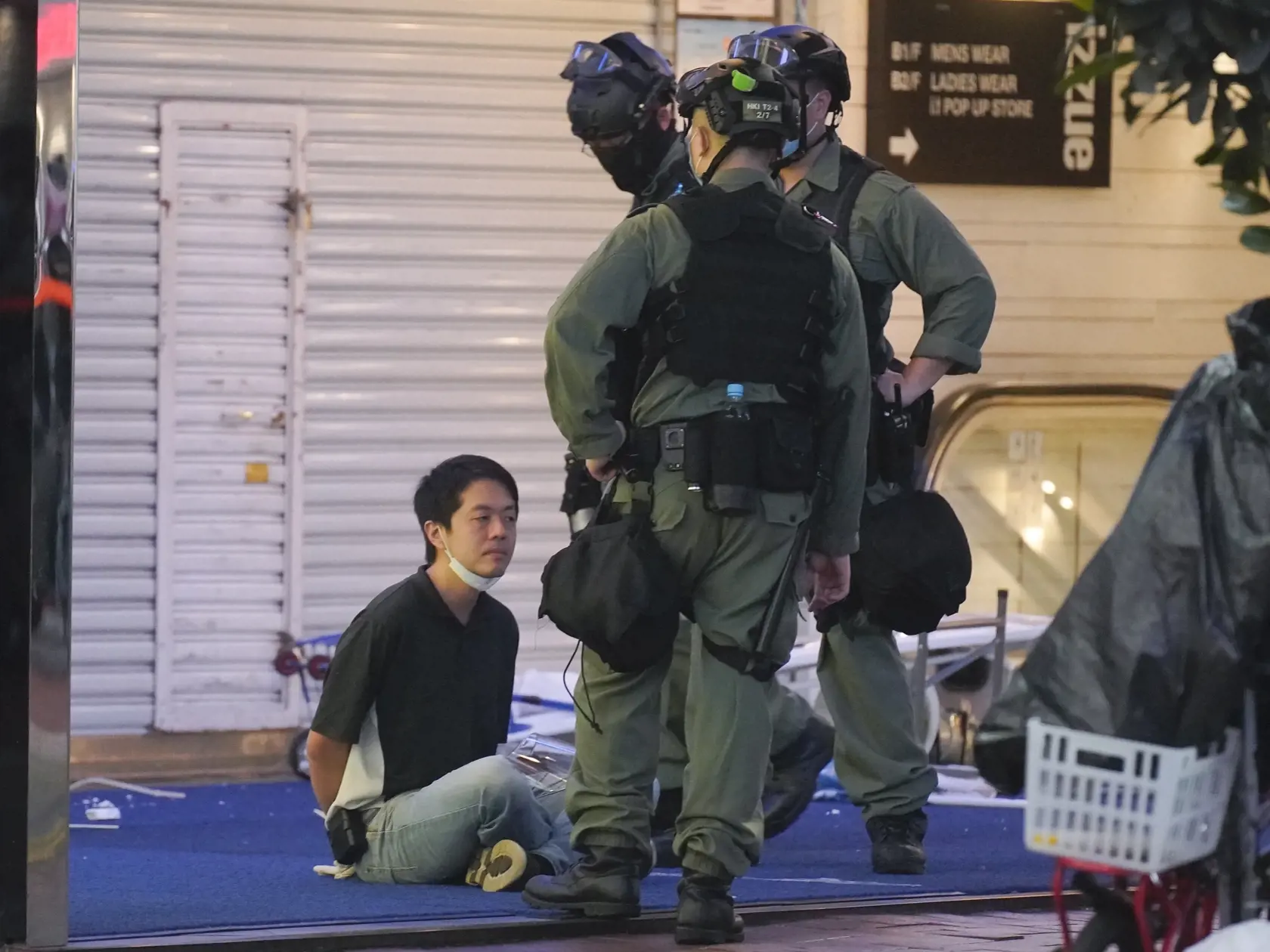 JB 8 Hongkong - Príslušníci hongkongských poriadkových síl zatýkajú politika Demokratickej strany Hui Chi-funga (vľavo) počas protestu na Causeway Bay v Hongkongu 12. júna 2020. Protesty zvolané pri príležitosti pripomenutia si prvého výročia od začiatku prodemokratických demonštrácií zároveň prichádzajú v čase stúpajúceho napätia v súvislosti s pripravovaným zákonom o národnej bezpečnosti, ktorý minulý týždeň schválil čínsky parlament. FOTO TASR/AP 

Hui Chi-fung, left, a Democratic Party polit