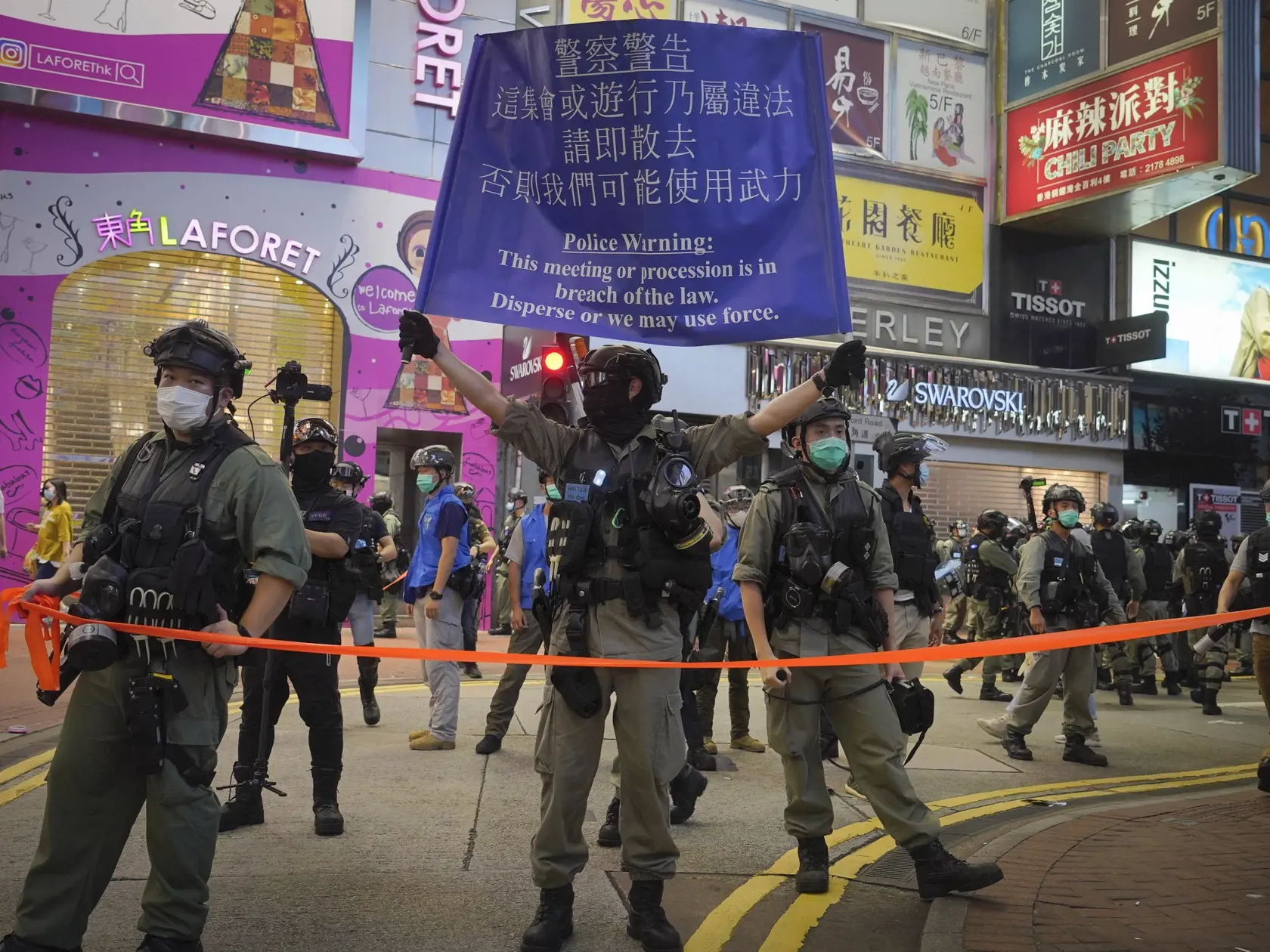 JB 14 Hongkong - Príslušníci hongkongských poriadkových síl ukazujú varovný transparent  počas protestu demonštrantov na Causeway Bay v Hongkongu 12. júna 2020. Protesty zvolané pri príležitosti pripomenutia si prvého výročia od začiatku prodemokratických demonštrácií zároveň prichádzajú v čase stúpajúceho napätia v súvislosti s pripravovaným zákonom o národnej bezpečnosti, ktorý minulý týždeň schválil čínsky parlament. FOTO TASR/AP 

Riot police display warning banner during a protest in Causew