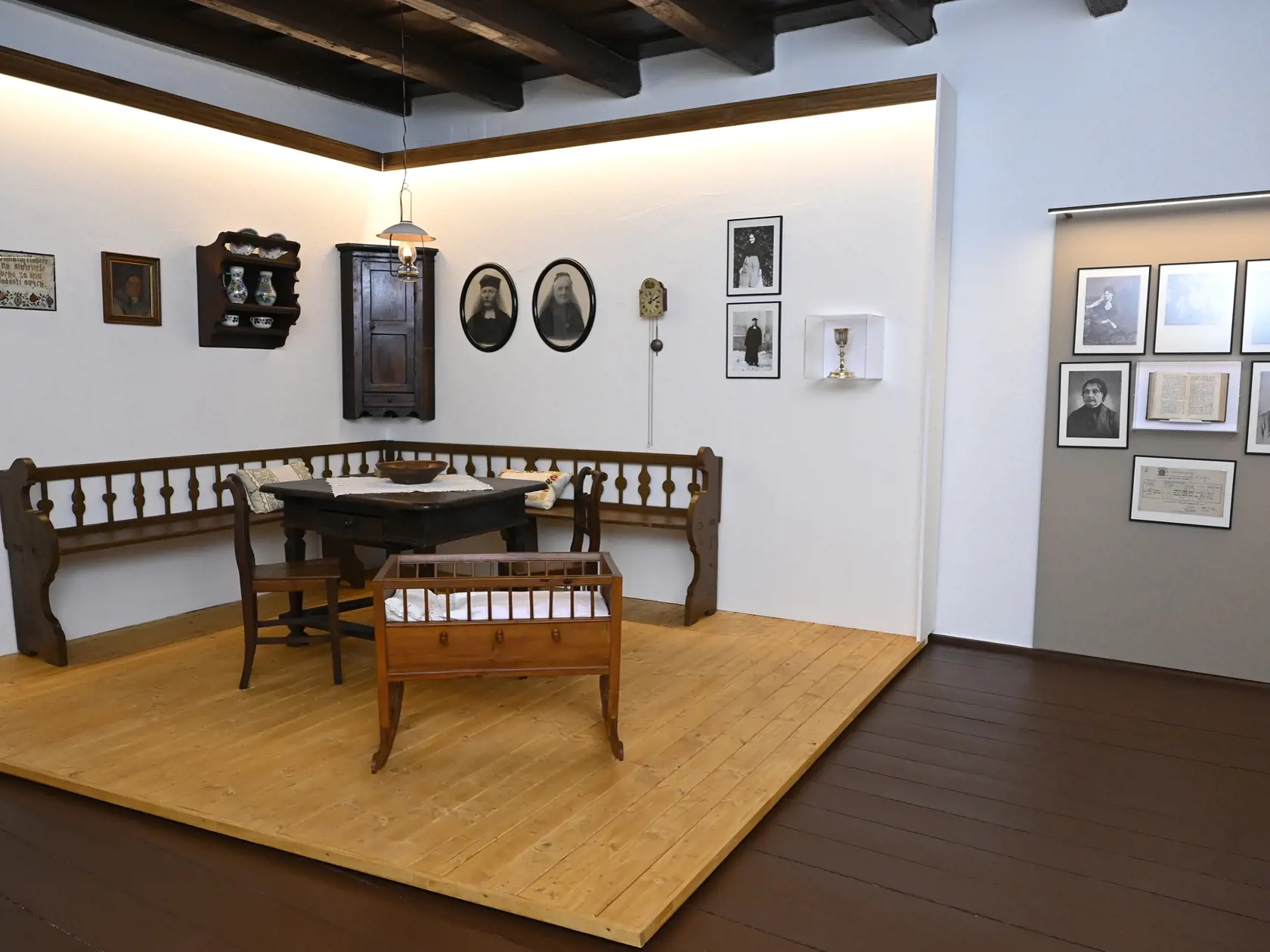 V rodnom dome Milana Rastislava Štefánika na Košariskách vznikla nová expozícia s viac ako 400 artefaktmi s názvom Milan Rastislav Štefánik. Generál – osloboditeľ. Počas prehliadky sa návštevník vráti v čase a priestore – ocitne sa pod hviezdnou oblohou na južnej pologuli, v Štefánikovom byte v Paríži, v jeho pracovni v Meudone a stane sa svedkom rozhovoru troch významných štátnikov, ktorí sa podieľali na vzniku Československa.