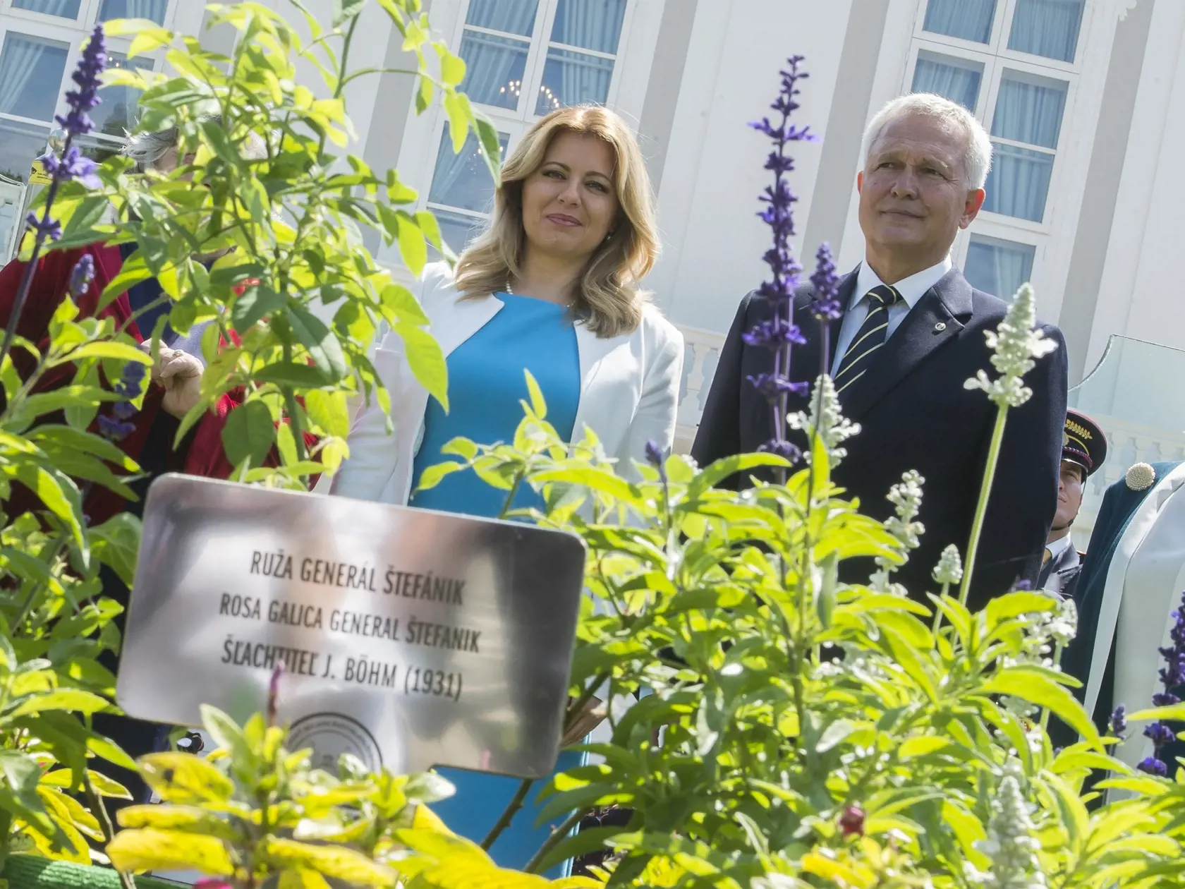 Prezidentka Zuzana Čaputová (vľavo) a predseda Spoločnosti Milana Rastislava Štefánika (SMRŠ) Peter Novotňák pózujú po tom, čo prezidentka Zuzana Čaputová slávnostne zasadila ruže odrody Generál Štefánik pri príležitosti 140. výročia narodenia generála M.R. Štefánika v Prezidentskej záhrade v Bratislave v pondelok 20. júla 2020.