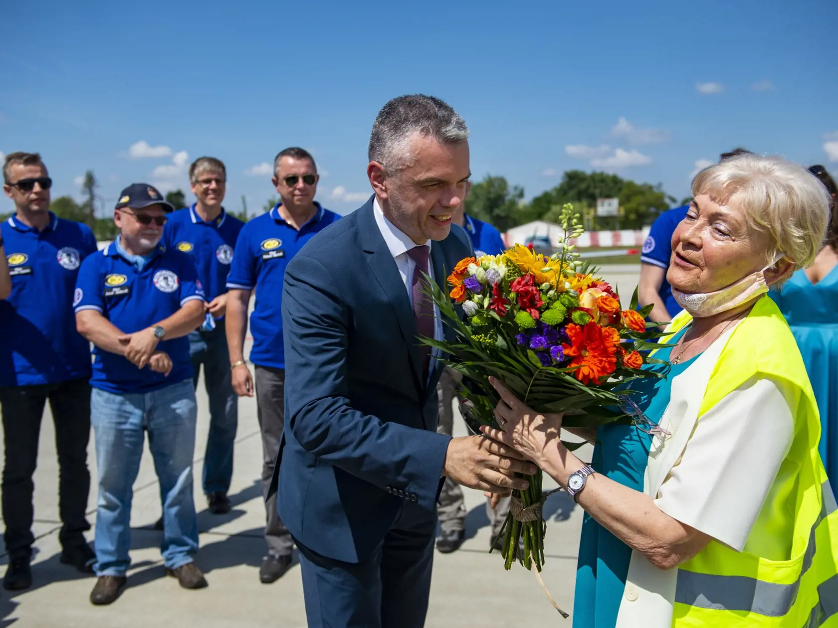Uprostred štátny tajomník ministerstva dopravy a výstavby SR Jaroslav Kmeť a vpravo praneter generála M. R. Štefánika Tamara Dudášová dostáva kyticu kvetov pri príležitosti 140. výročia narodenia generála M. R. Štefánika na bratislavskom letisku M.R. Štefánika v pondelok 20. júla 2020. Piloti ľahkých lietadiel Tomark SD4 Viper a Skyper symbolicky absolvovali prelet nad Bratislavou.
