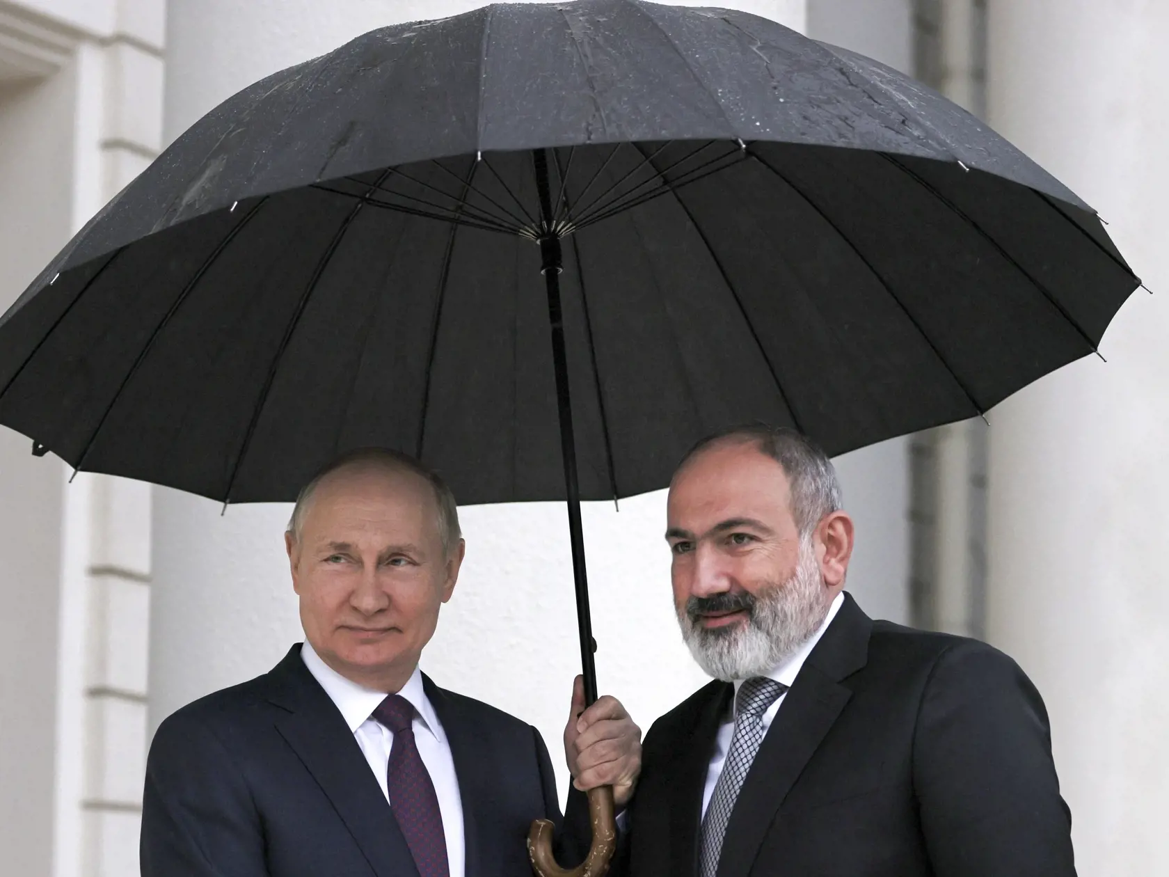 Na snímke zľava ruský prezident Vladimir Putin a arménsky premiér Nikol Pašinjan. Pózoval na fotke Putinov dvojník?
