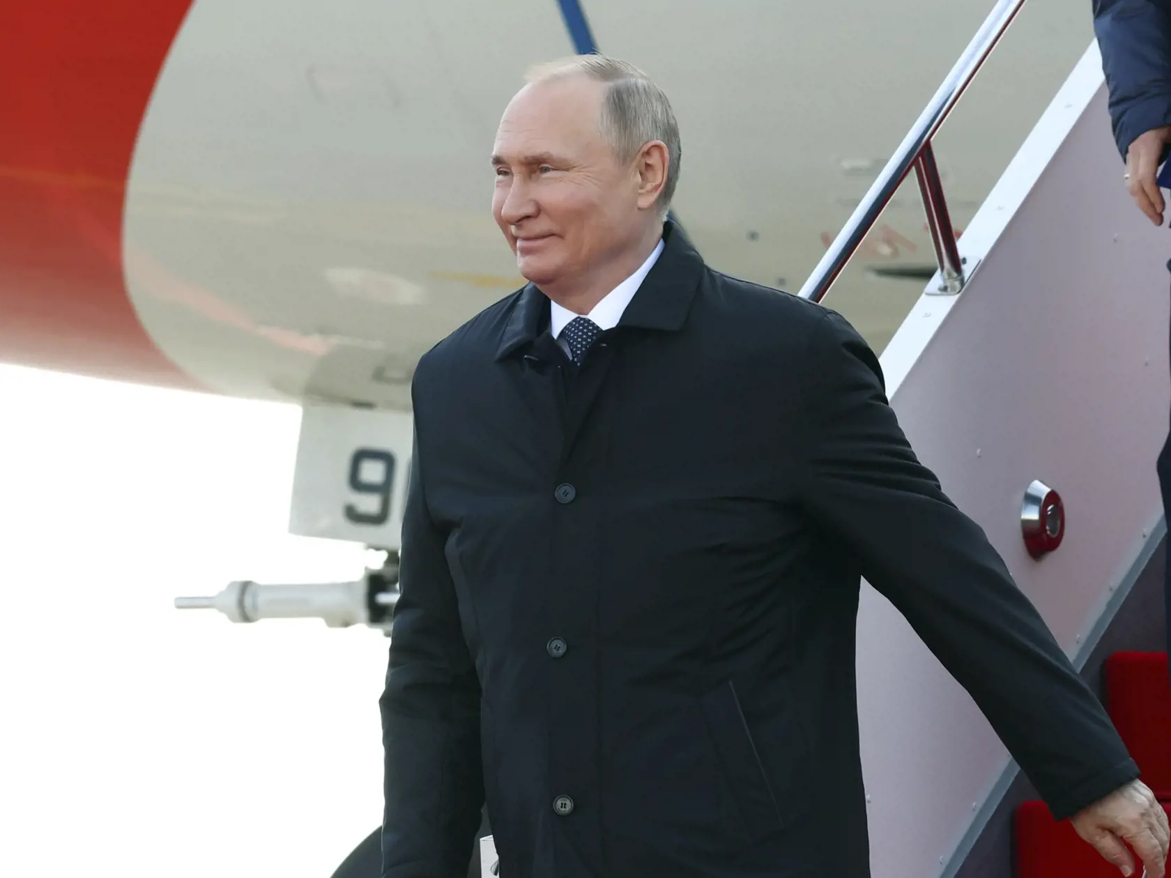 Ruský prezident Vladimir Putin po prílete na letisko na medzinárodnú Konferenciu o interakcii a opatreniach na budovanie dôvery.