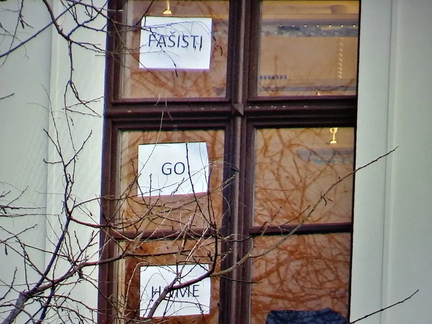 Niekto z poslancov zareagoval na protest pred parlamentom a do okna vyvesil odkaz demonštrantom.