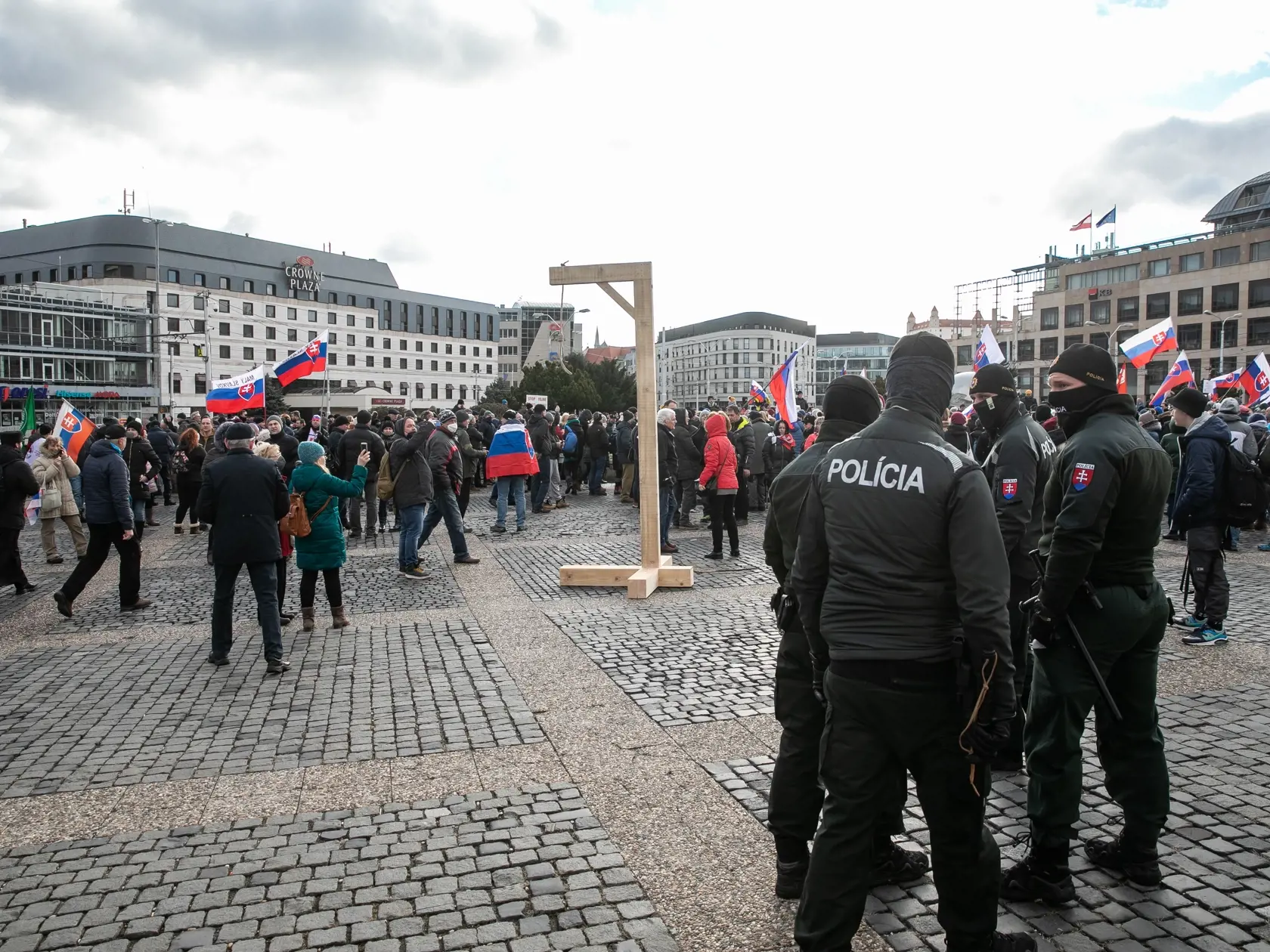 Protest proti obrannej dohode s USA.
