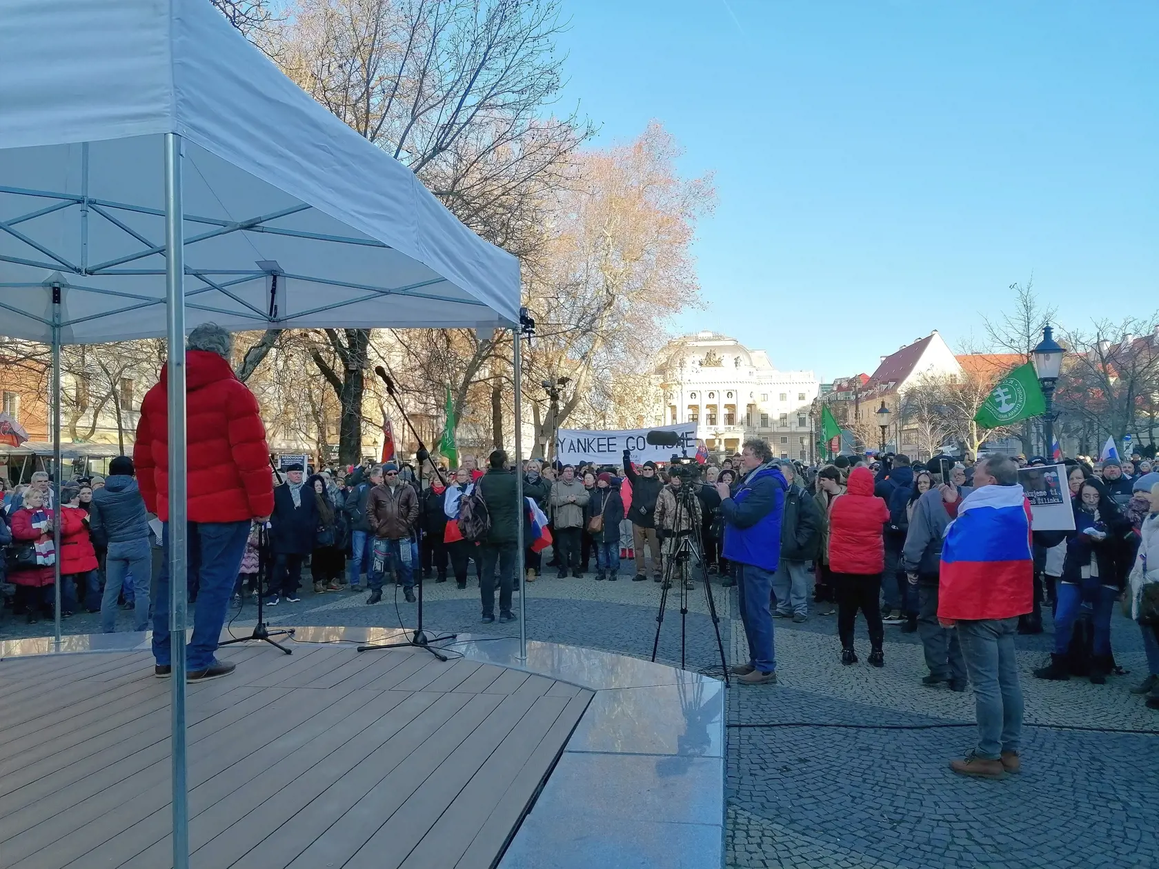 Na snímke ľudia protestujú proti obrannej dohode s USA pred americkou ambasádou na bratislavskom Hviezdoslavovom námestí v sobotu 15. januára 2022. FOTO TASR - Martina Kriková 