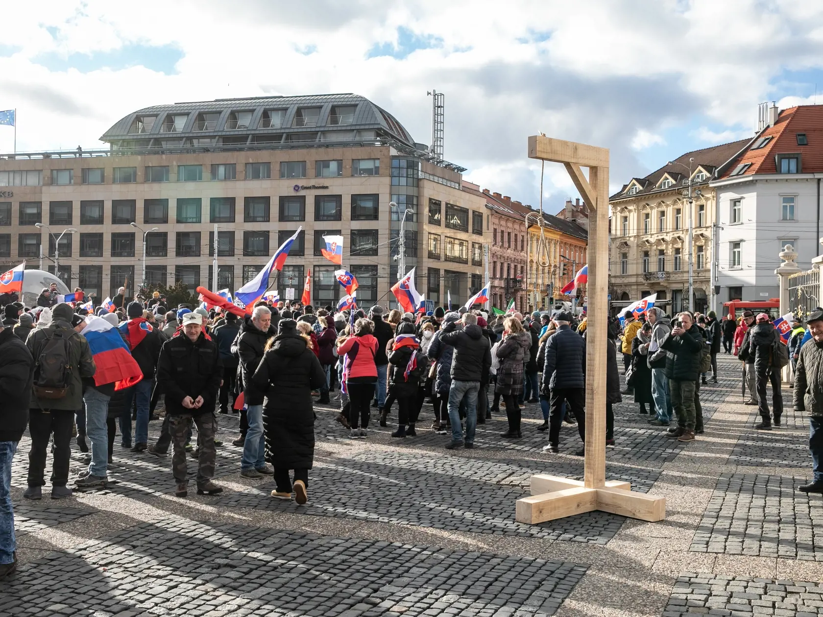 Protest proti obrannej dohode s USA.