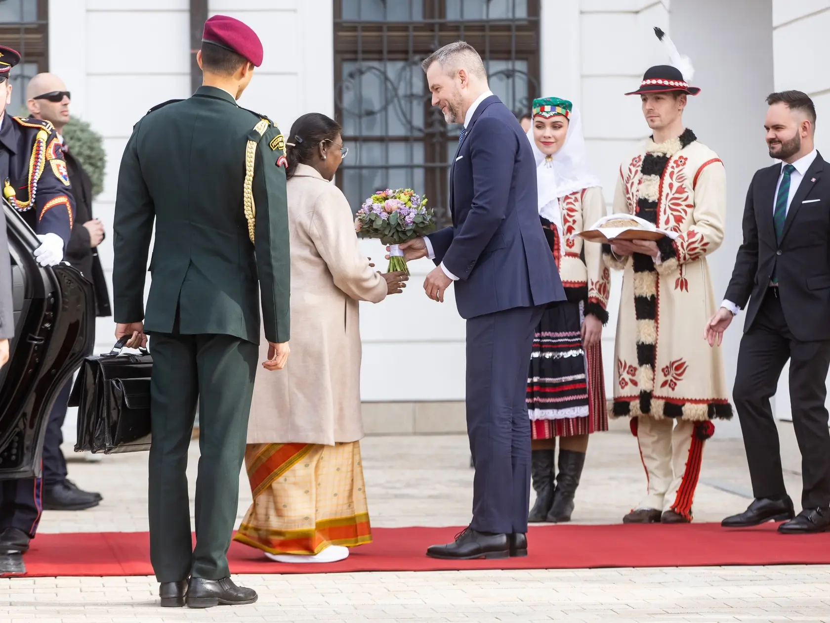 Prezident SR Peter Pellegrini víta v Grasalkovičovom paláci prezidentku Indickej republiky Draupadi Murmúovú.
