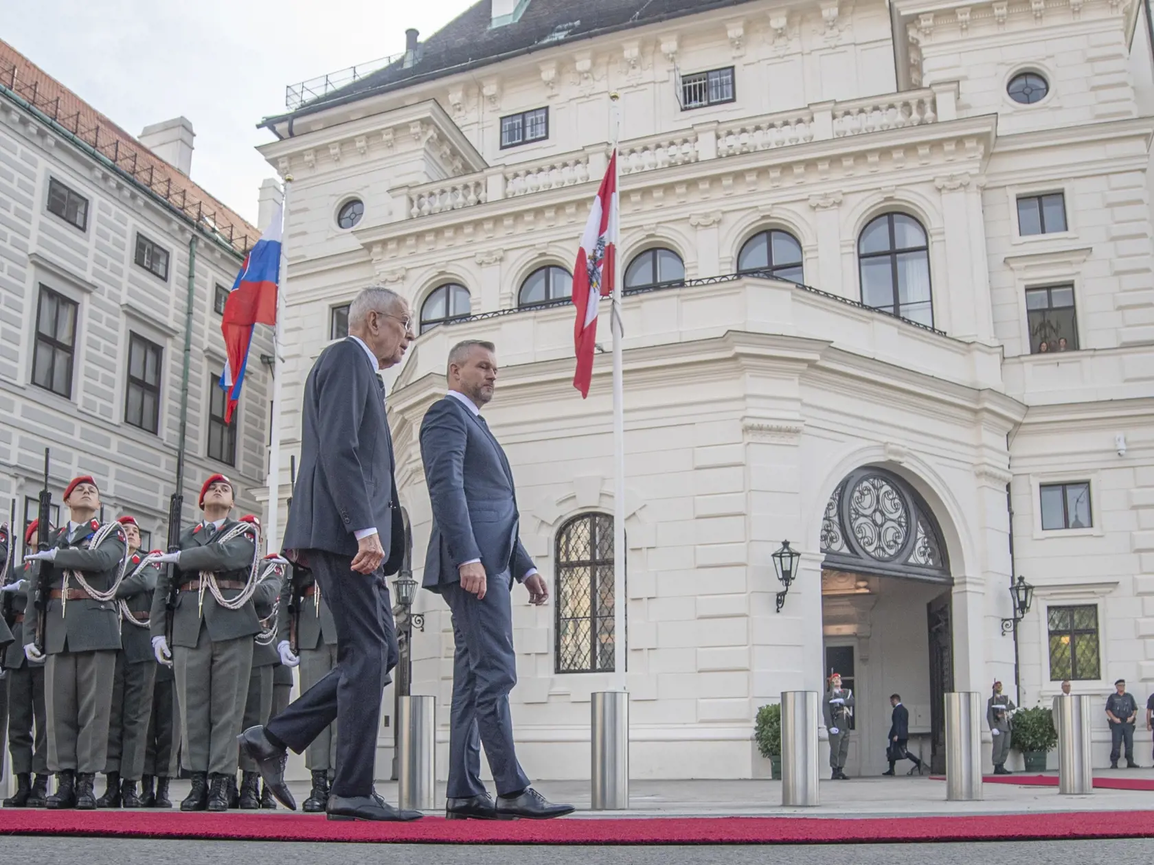 Na snímke vpravo prezident SR Peter Pellegrini a vľavo rakúsky spolkový prezident Alexander Van der Bellen počas oficiálnej návštevy Rakúska 11. septembra 2024 vo Viedni.