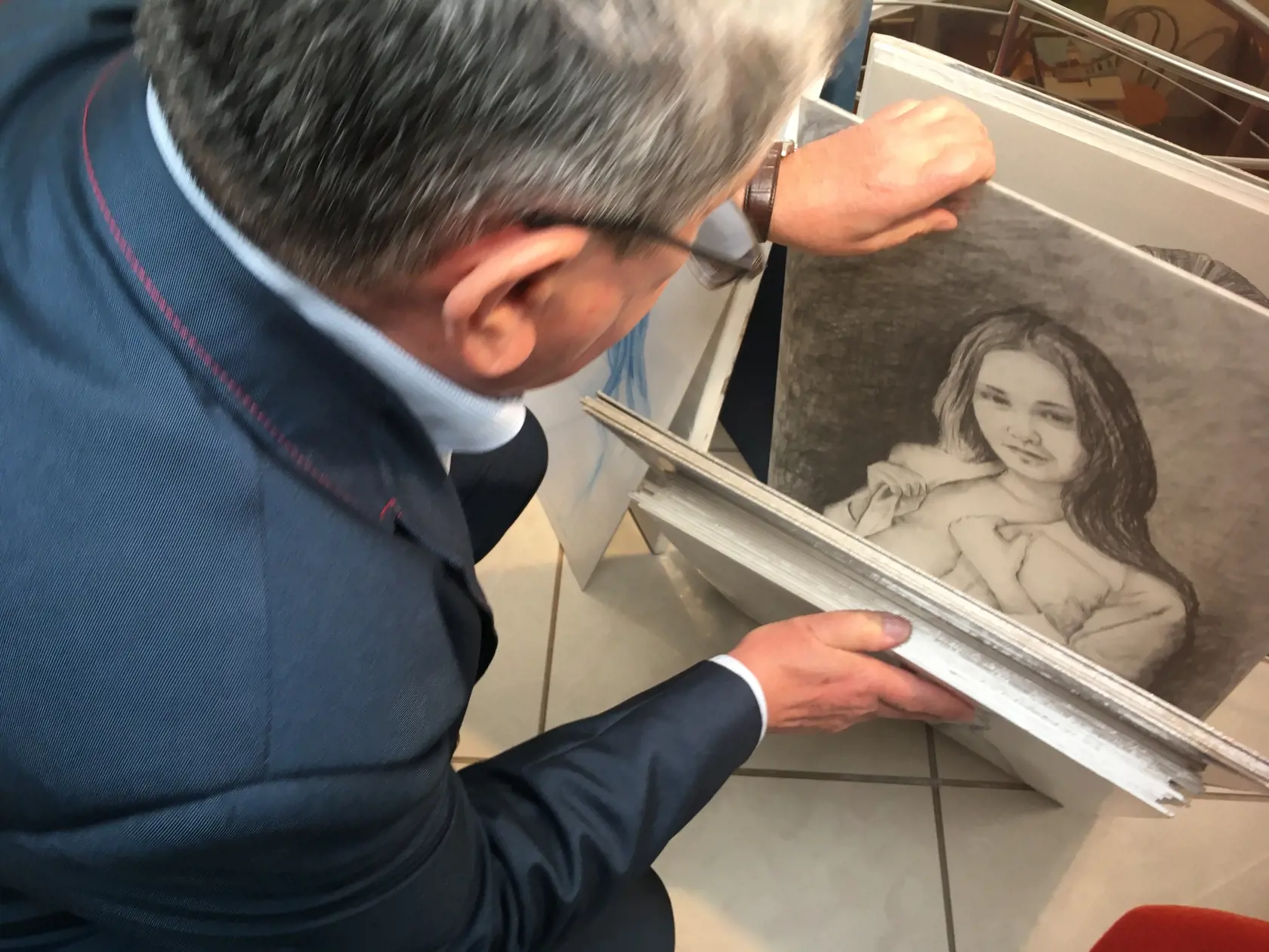 Akademický maliar Andrej Smolák a jeho kresby Violy Macákovej, ktoré ukrýva už 20 rokov.