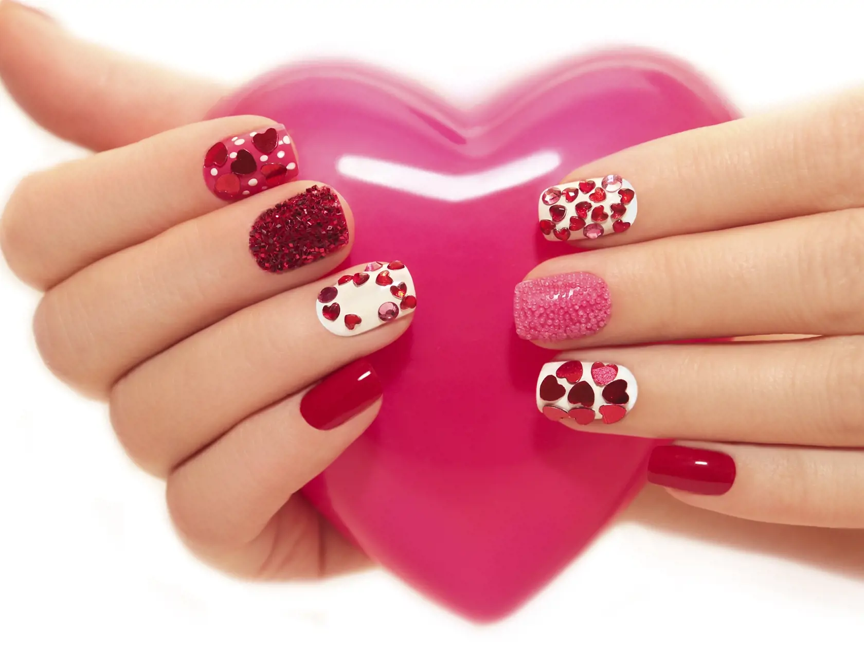 Manicure,With,Rhinestones,In,The,Shape,Of,Hearts,And,Pink