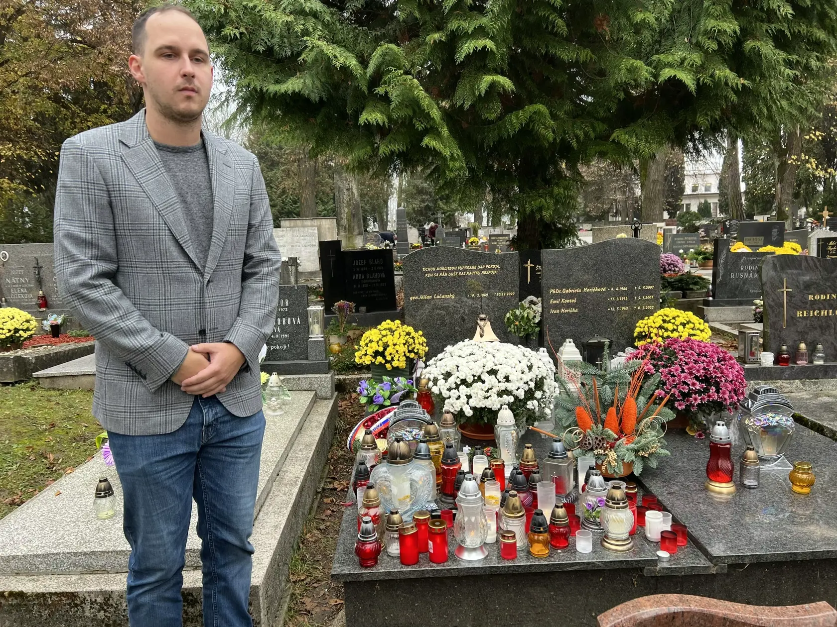 Syn Milana Lučanského, Adam, chodí na hrob otca pravidelne. Stretli sme ho tu aj v stredu (2.11.).