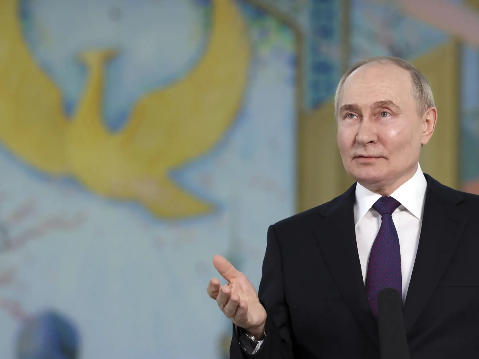 Ruský prezident Vladimir Putin hovorí s ruskými novinármi po stretnutí s uzbeckým prezidentom Šavkatom Mirzijojevom v Taškente 28. mája 2024.