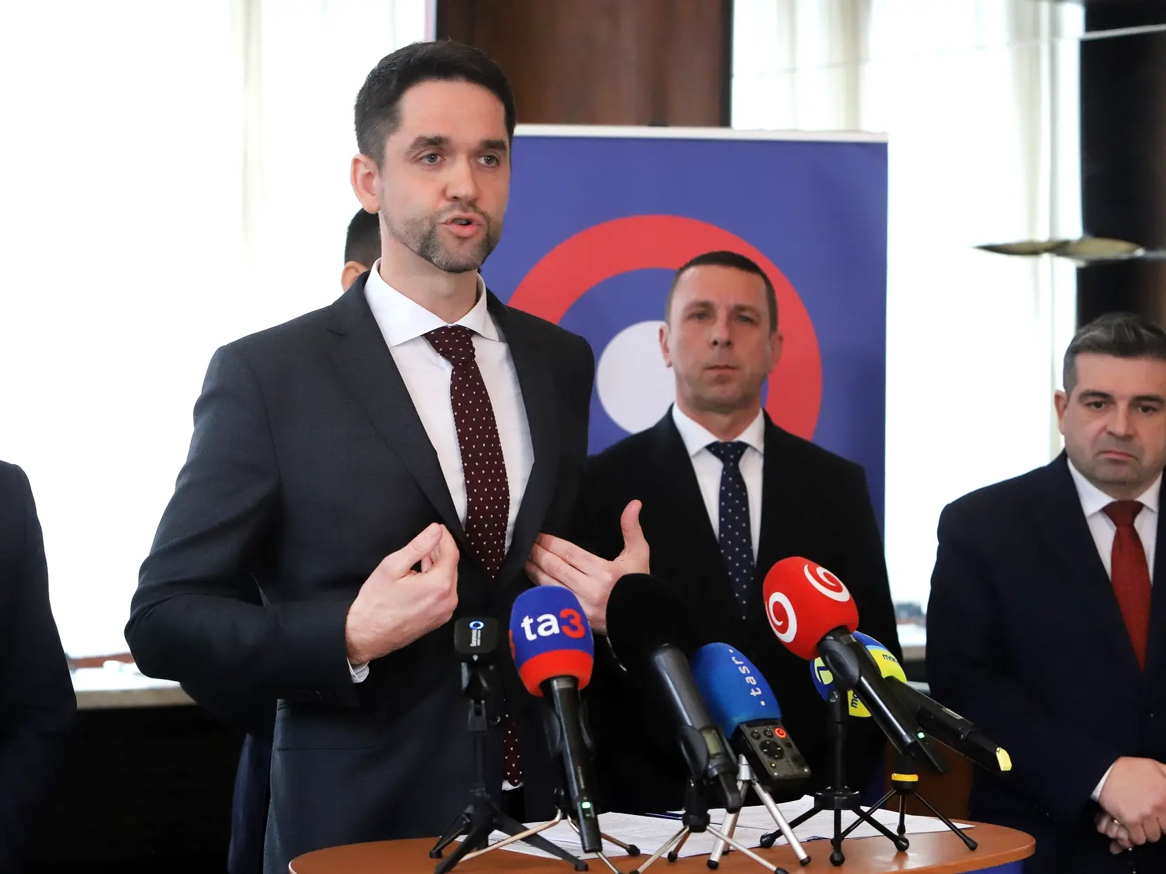 „Zastihla ma smutná správa o úmrtí pána Milana Marčoka. Krátko po prelome milénií stál tento pedagóg a akademik pri zrode krajskej samosprávy, ako ju poznáme dnes. V čase, keď sa na Slovensku tvorili základy regionálnej politiky, niesol zodpovednosť za ich napĺňanie práve v našom kraji,“ uviedol Lunter.