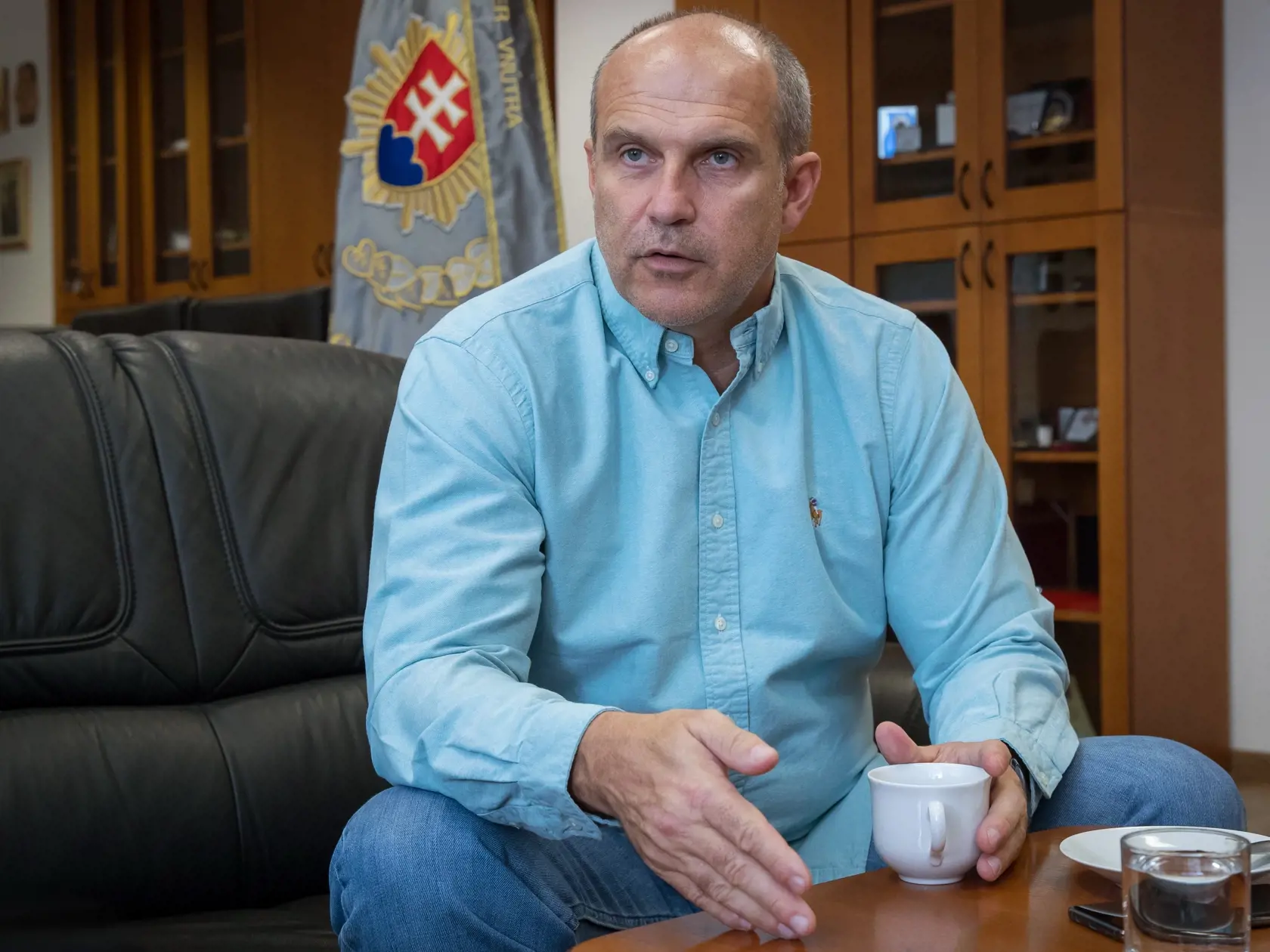 Rozhovor s prezidentom policajného zboru SR Milanom Lučanským, pre týždenník Plus 7 dní.