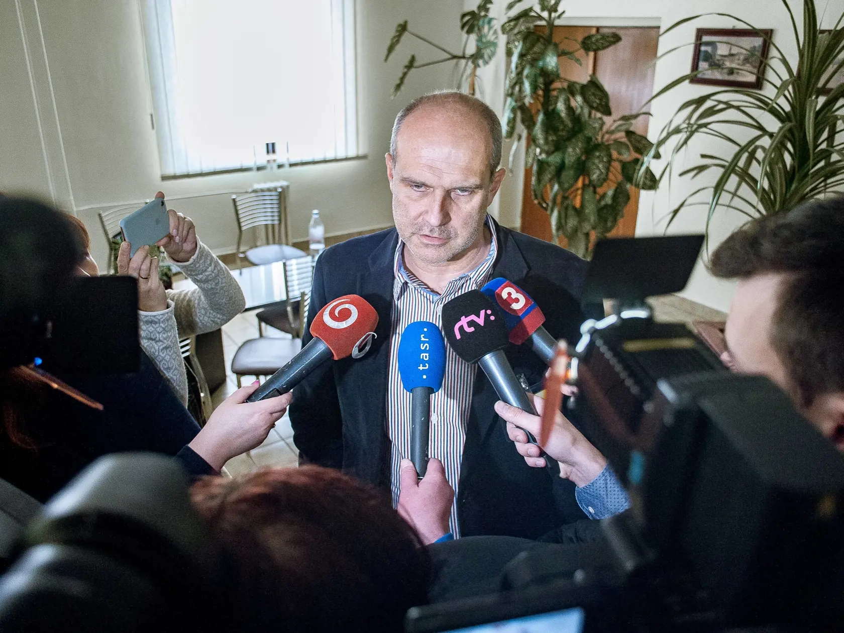 Policajný prezident Milan Lučanský hovorí s novinármi po svojej svedeckej výpovedi na pojednávaní Špecializovaného trestného súdu v Banskej Bystrici v kauze zločineckého gangu sátorovci, obžalovaného z viacerých vrážd. Banská Bystrica, 10. januára 2019. FOTO TASR - Dušan Hein