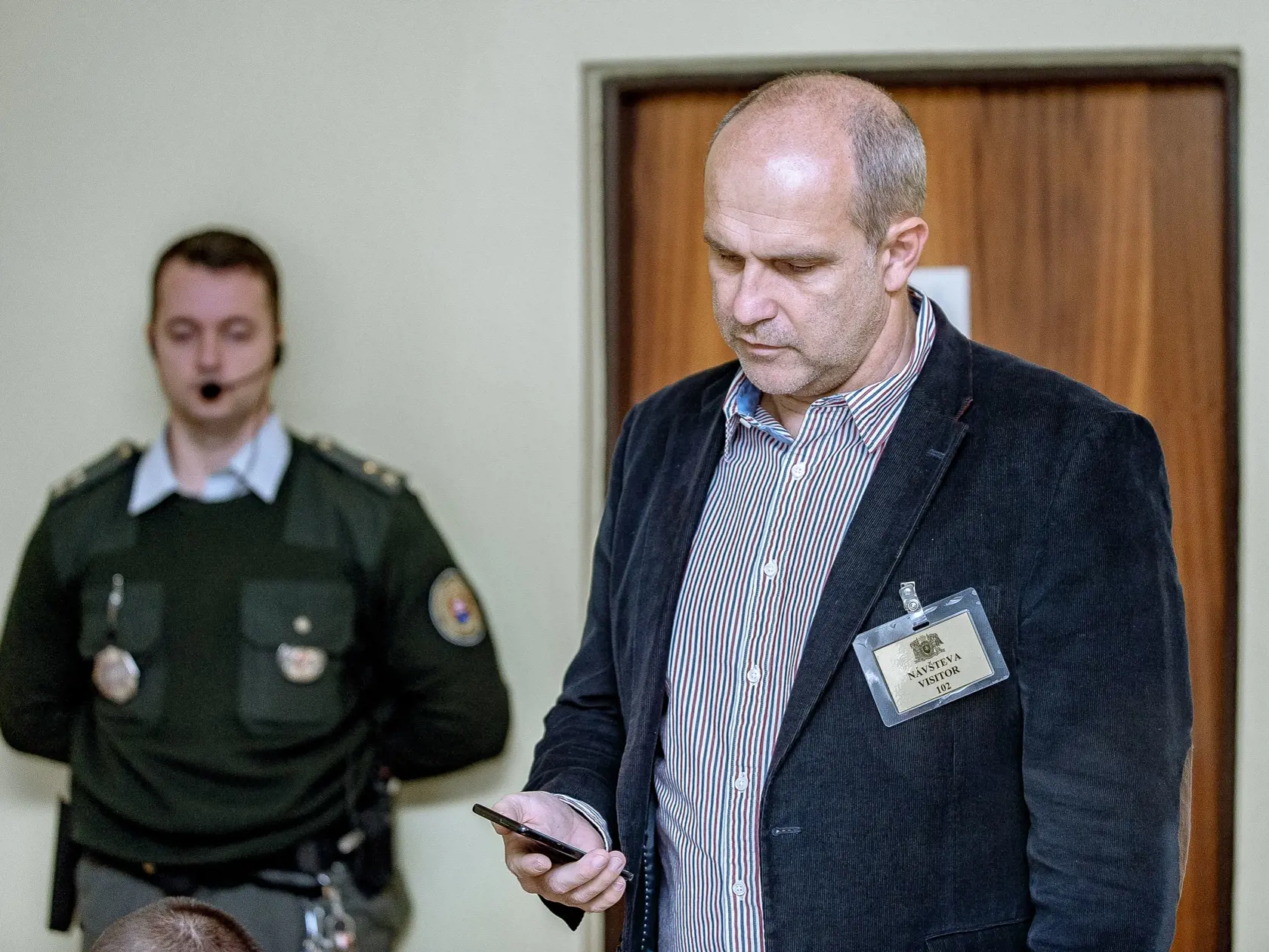 Policajný prezident Milan Lučanský (vpravo) pred začiatkom pojednávania Špecializovaného trestného súdu v Banskej Bystrici v kauze zločineckého gangu sátorovci, obžalovaného z viacerých vrážd. Banská Bystrica, 10. januára 2019. FOTO TASR - Dušan Hein