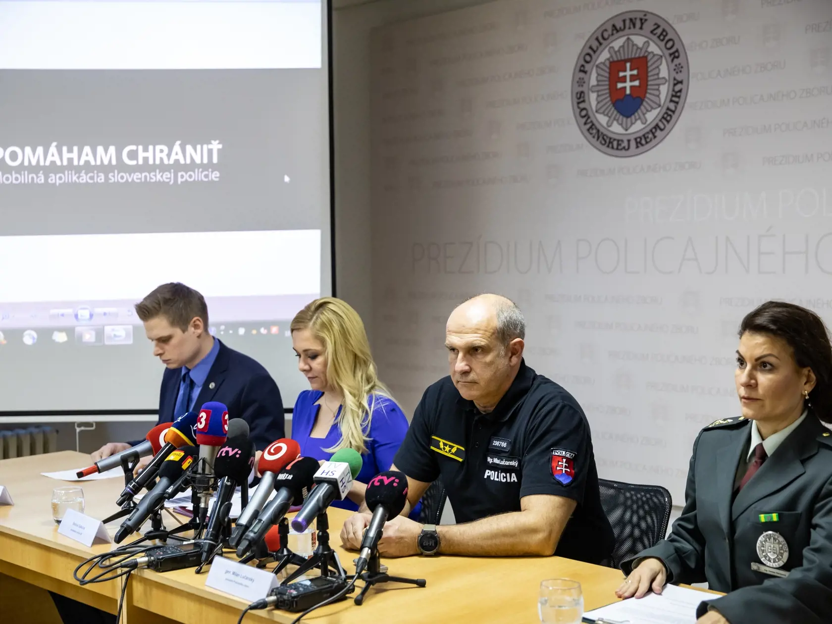 Tlačová konferencia predstavenie novej  policajnej aplikácie. Na fotke je Denisa Saková a Milan Lučanský