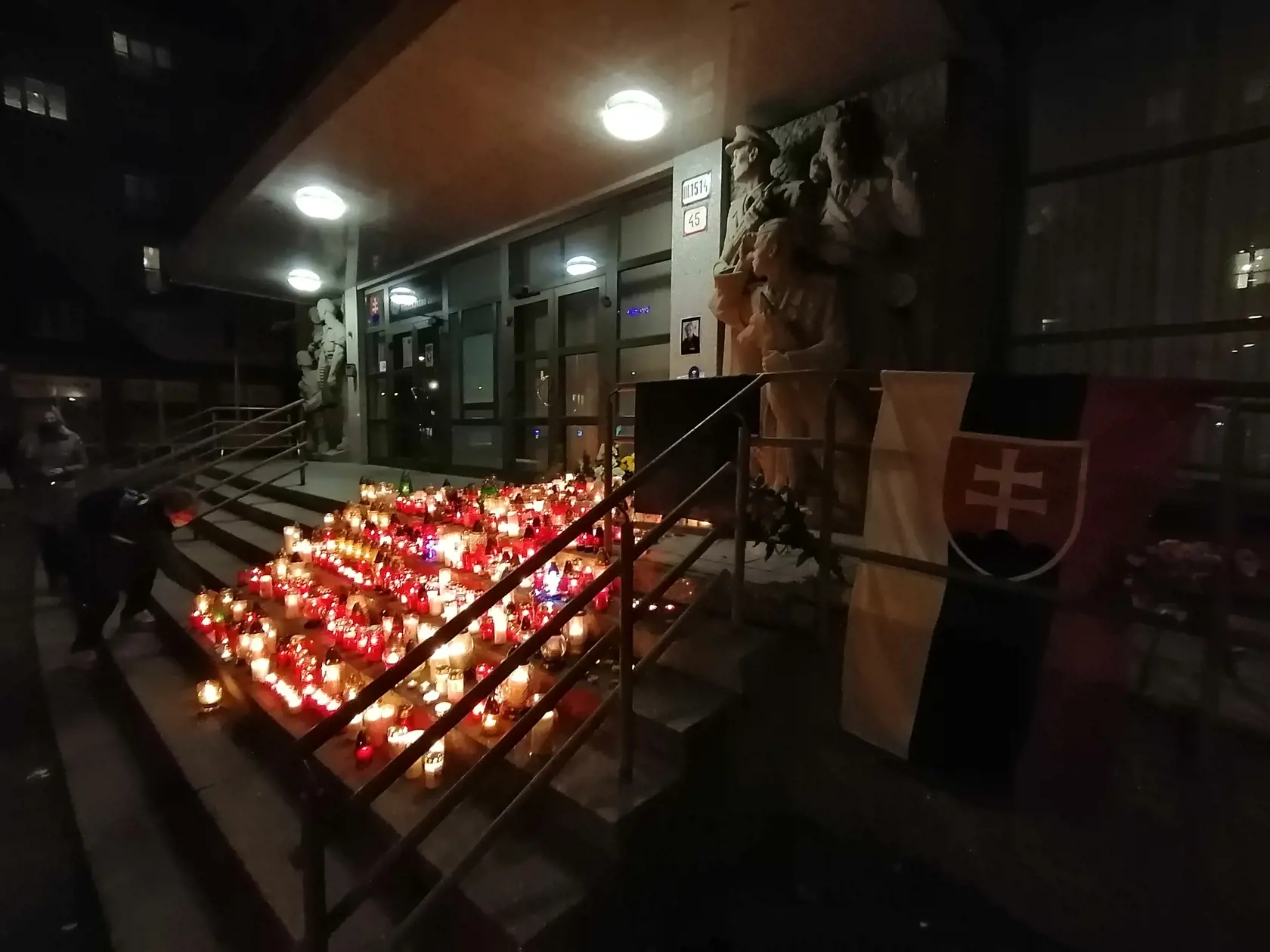 Pred budovou policajného prezídia vzniklo pietne miesto Milana Lučanského. Ľudia sa pristavujú, zapaľujú sviečky, na mieste sa dokonca ozývajú aj nespokojné hlasy, ktoré žiadajú prešetrenie jeho tragickej smrti.
