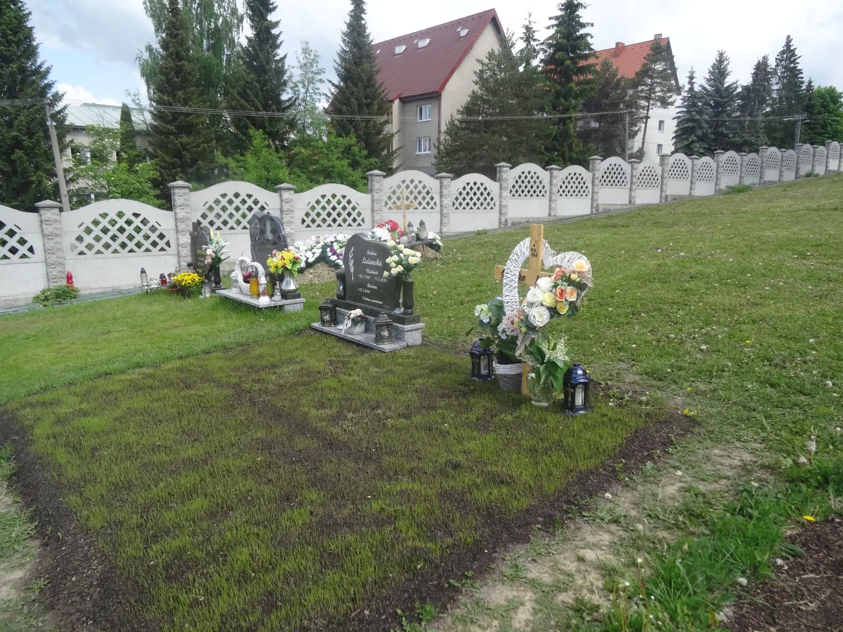 Z pôvodného trojhrobu je tam dnes iba rodinná hrobka rodiny Lučanských a otca Milana Lučanského.