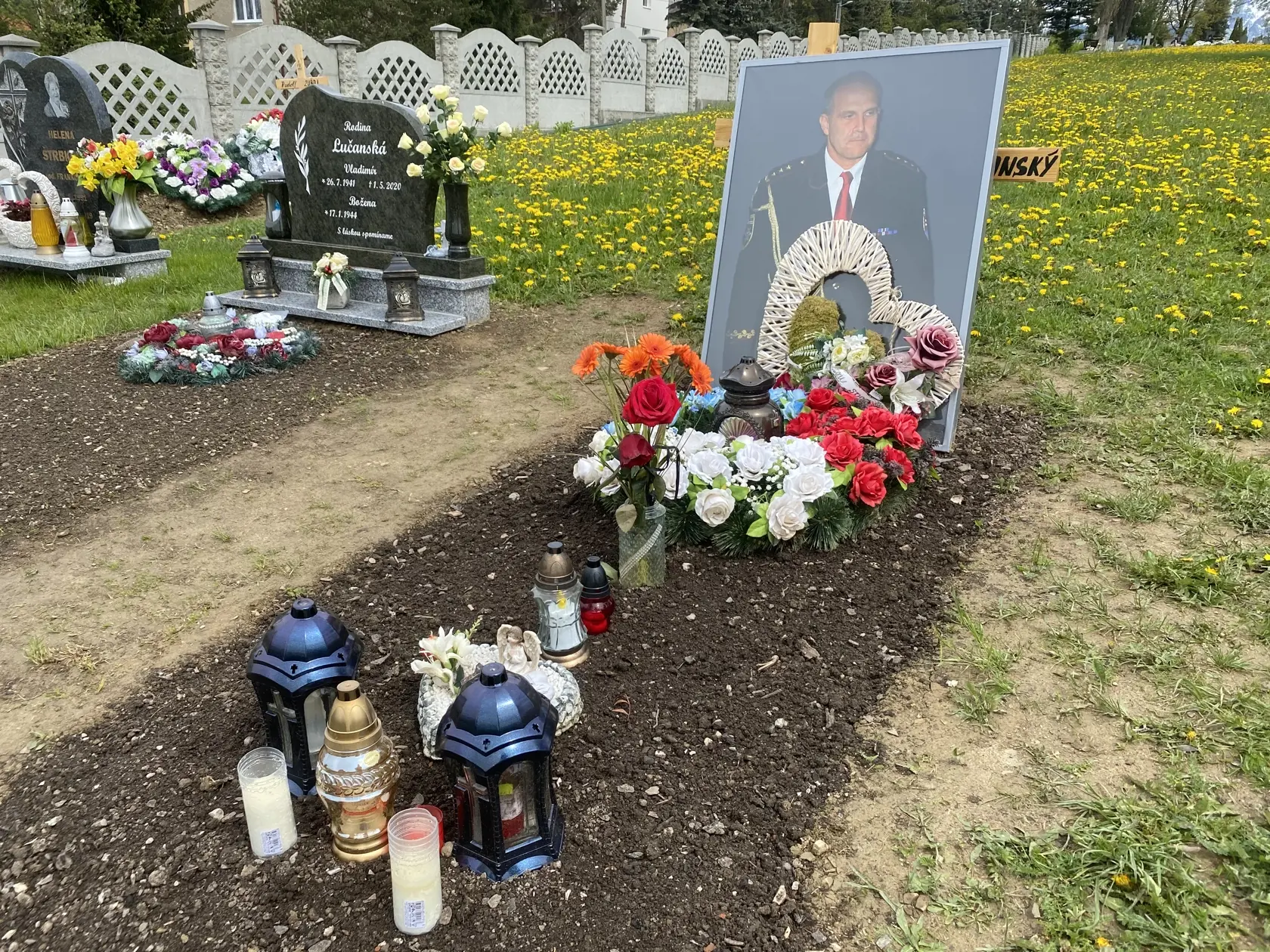 Hrob rodiny Lučanských, v ktorom bol pochovaný 8. januára 2021 aj Milan Lučanský. Vložili ho do jedného hrobu k jeho zosnulému otcovi, ktorého pochovali vlani v jeseni. Teraz telesné ostatky bývalého policajného prezidenta rodina - manželka a deti - premiestnila na Národný cintorín v Martine.