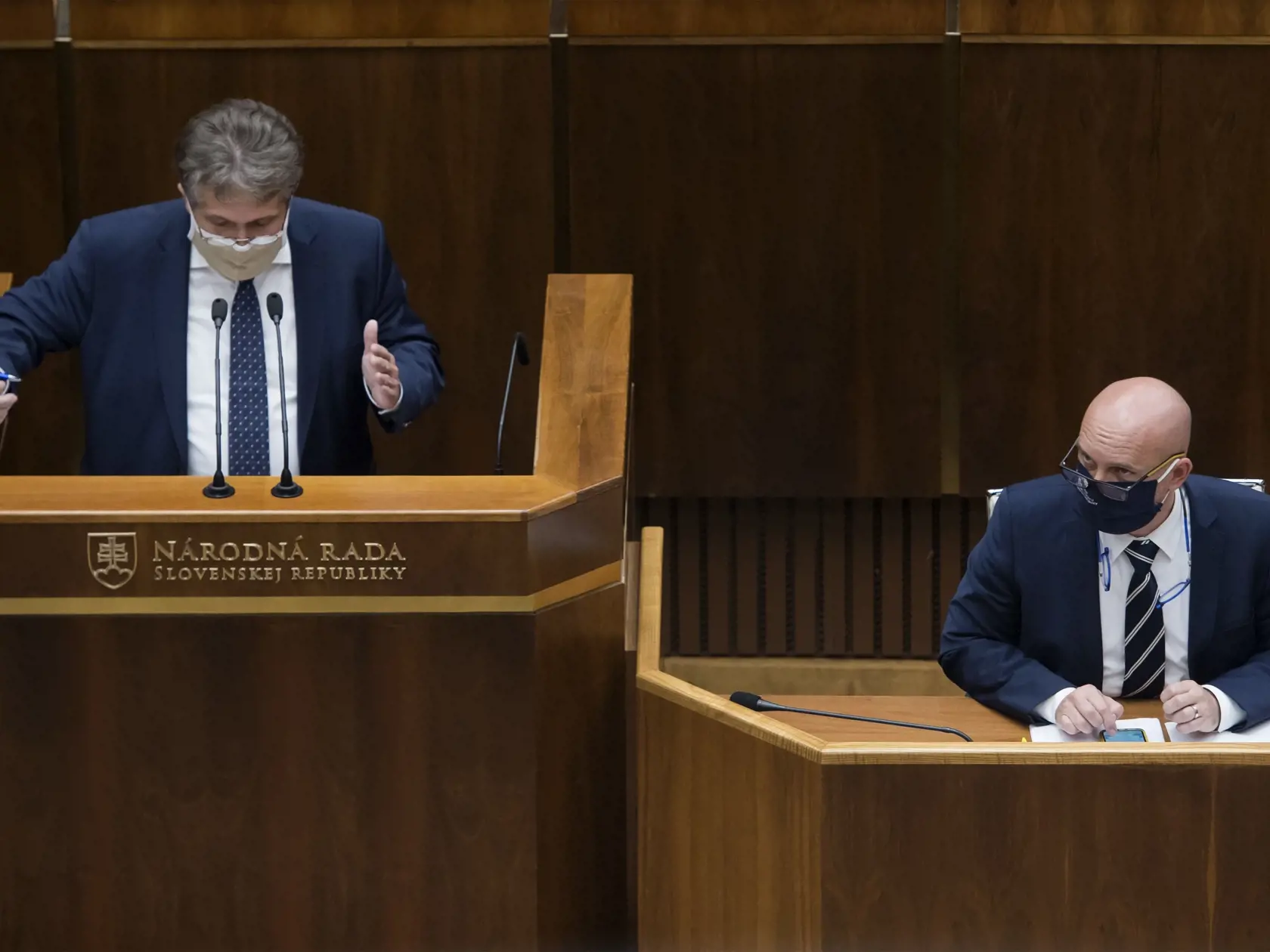 Na snímke vľavo poslanec parlamentu SR Ľubomír Petrák (SMER-SD) a vpravo minster školstva, vedy, výskumu a športu SR Branislav Gröhling (SaS) počas rokovania 8. schôdze Národnej rady SR 3. júna 2020 v Bratislave. FOTO TASR - Martin Baumann