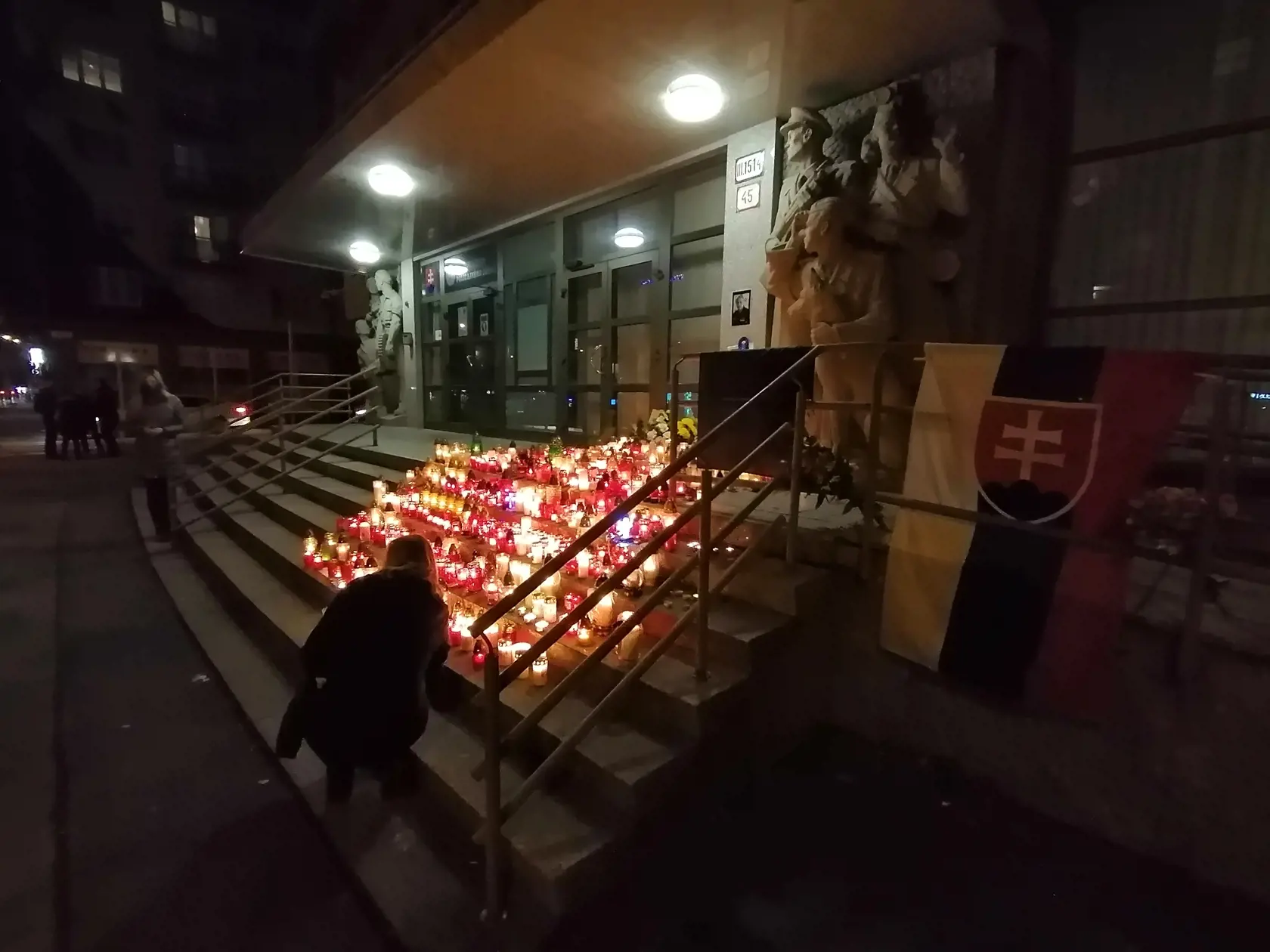 Pred budovou policajného prezídia vzniklo pietne miesto Milana Lučanského. Ľudia sa pristavujú, zapaľujú sviečky, na mieste sa dokonca ozývajú aj nespokojné hlasy, ktoré žiadajú prešetrenie jeho tragickej smrti.