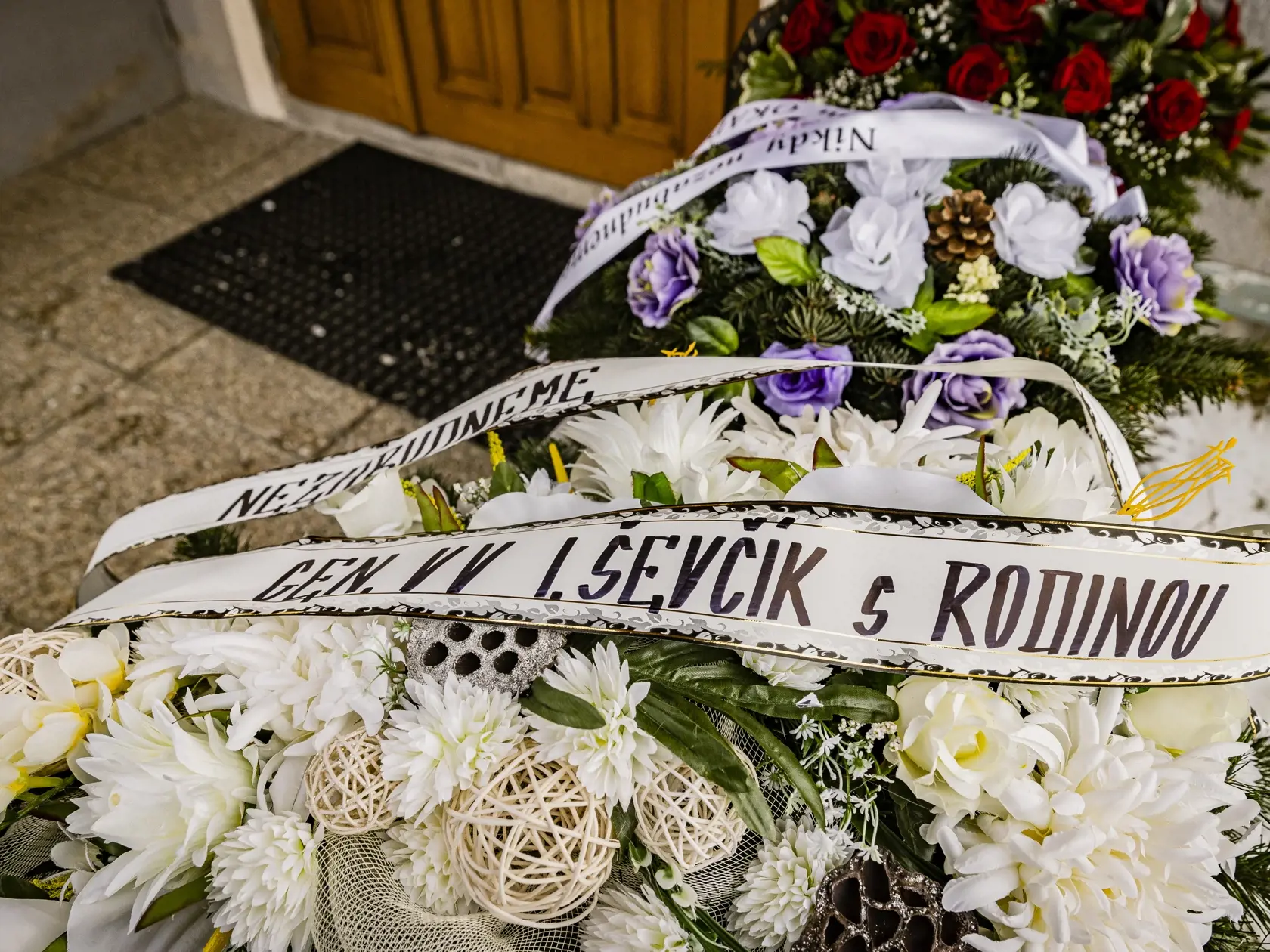 Na snímke vence pred rímskokatolíckym kostolom v obci Štrba, v ktorom sa pre úzku rodinu uskutoční posledná rozlúčka so zosnulým bývalým Prezidentom PZ SR Milanom Lučanským.