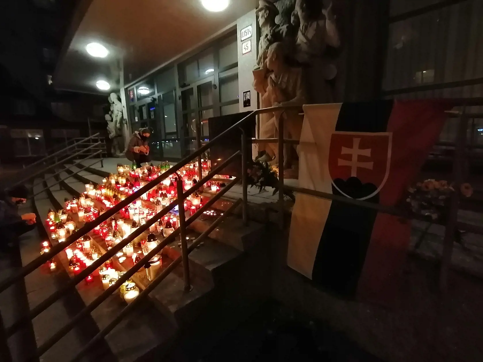 Pred budovou policajného prezídia vzniklo pietne miesto Milana Lučanského. Ľudia sa pristavujú, zapaľujú sviečky, na mieste sa dokonca ozývajú aj nespokojné hlasy, ktoré žiadajú prešetrenie jeho tragickej smrti.