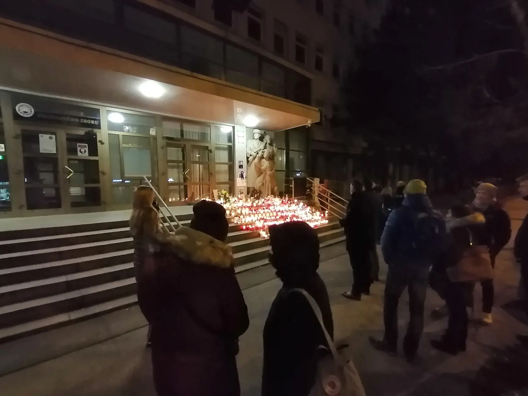 Pred budovou policajného prezídia vzniklo pietne miesto Milana Lučanského. Ľudia sa pristavujú, zapaľujú sviečky, na mieste sa dokonca ozývajú aj nespokojné hlasy, ktoré žiadajú prešetrenie jeho tragickej smrti.