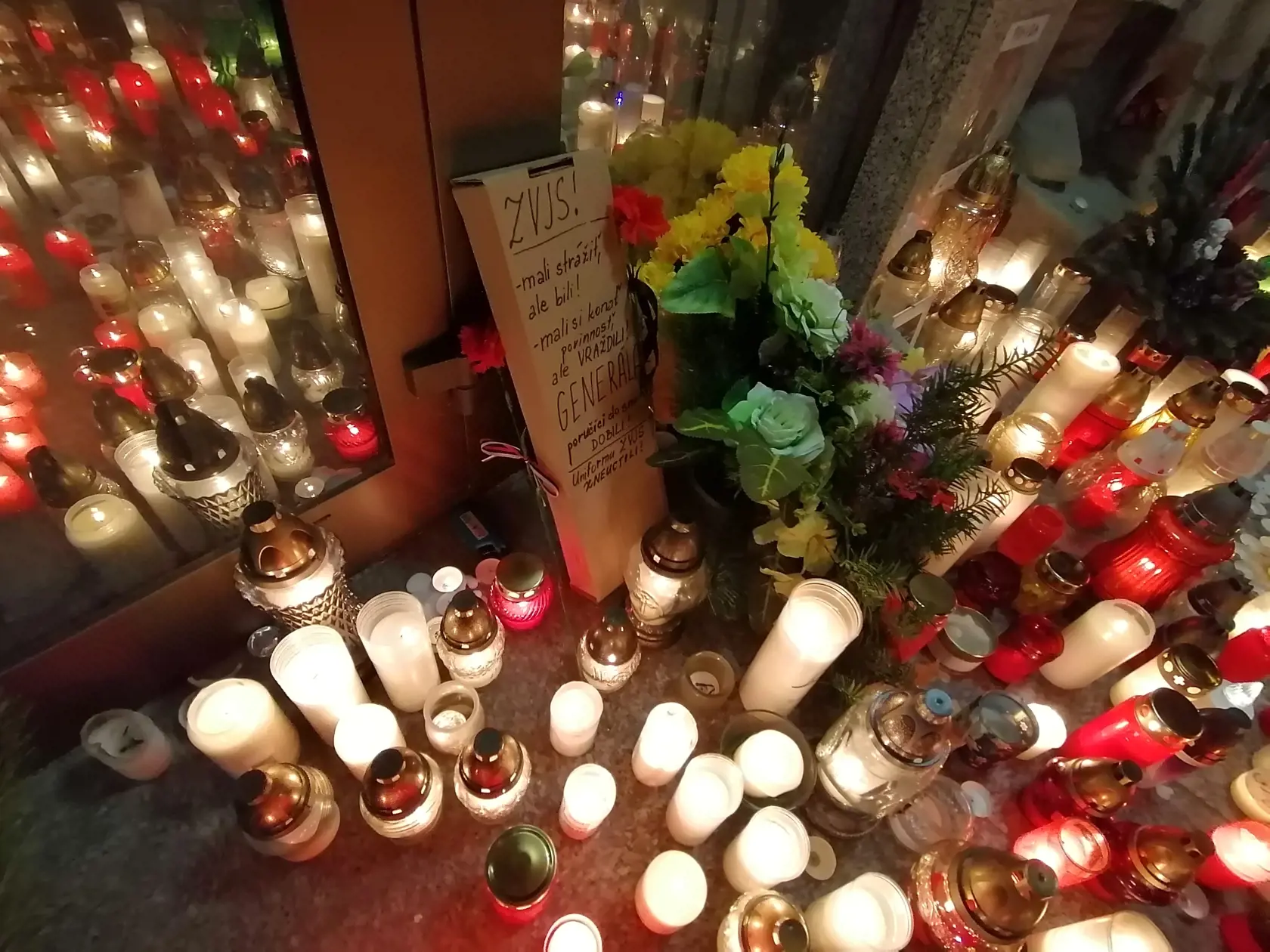 Pred budovou policajného prezídia vzniklo pietne miesto Milana Lučanského. Ľudia sa pristavujú, zapaľujú sviečky, na mieste sa dokonca ozývajú aj nespokojné hlasy, ktoré žiadajú prešetrenie jeho tragickej smrti.