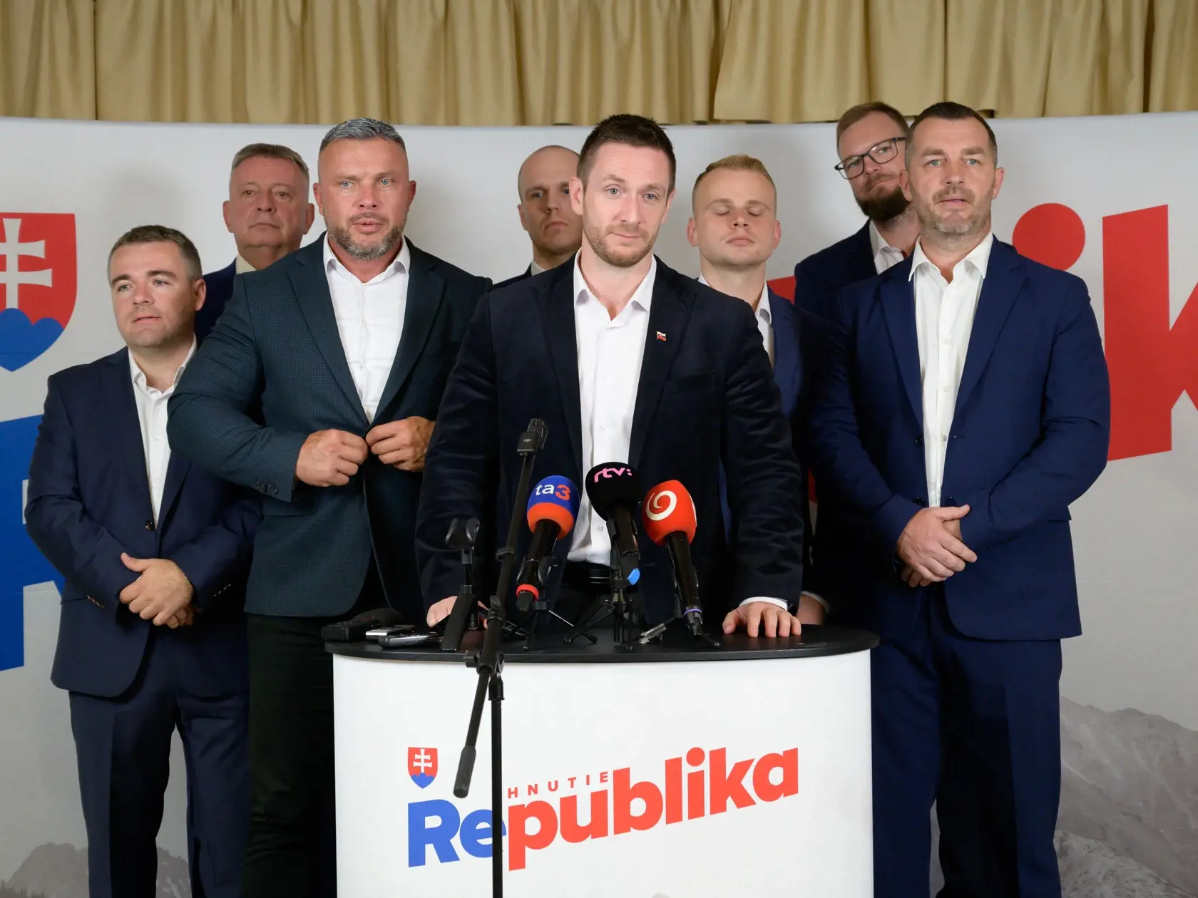 Na snímke predseda hnutia Republika Milan Uhrík (uprostred) komentuje zverejnené výsledky exit pollu počas volebnej noci vo volebnej centrále hnutia v Nitre v sobotu 30. septembra 2023.