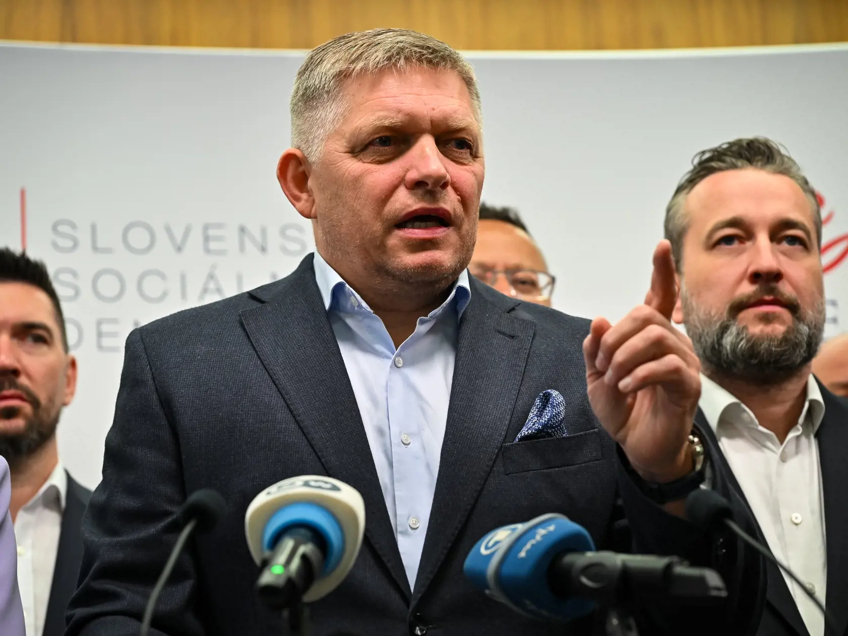 Na snímke uprostred predseda strany SMER-SD Robert Fico počas tlačovej konferencie v Bratislave 1. októbra 2023.