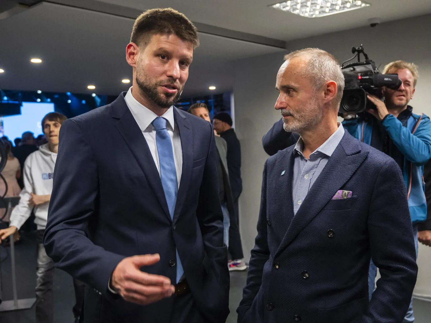 Na snímke predseda hnutia Progresívne Slovensko (PS) Michal Šimečka a kandidát PS Tomáš Valášek diskutujú počas volebnej noci v centrále hnutia v Bratislave v sobotu 30. septembra 2023.