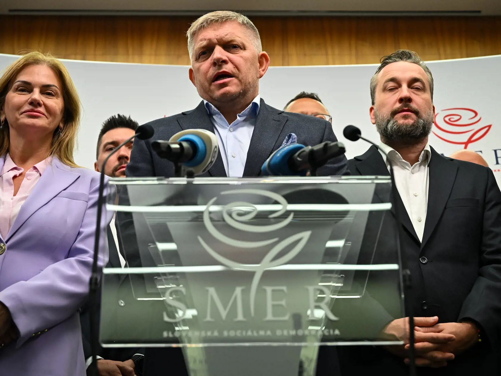 Na snímke uprostred predseda strany SMER-SD Robert Fico počas tlačovej konferencie v Bratislave 1. októbra 2023.