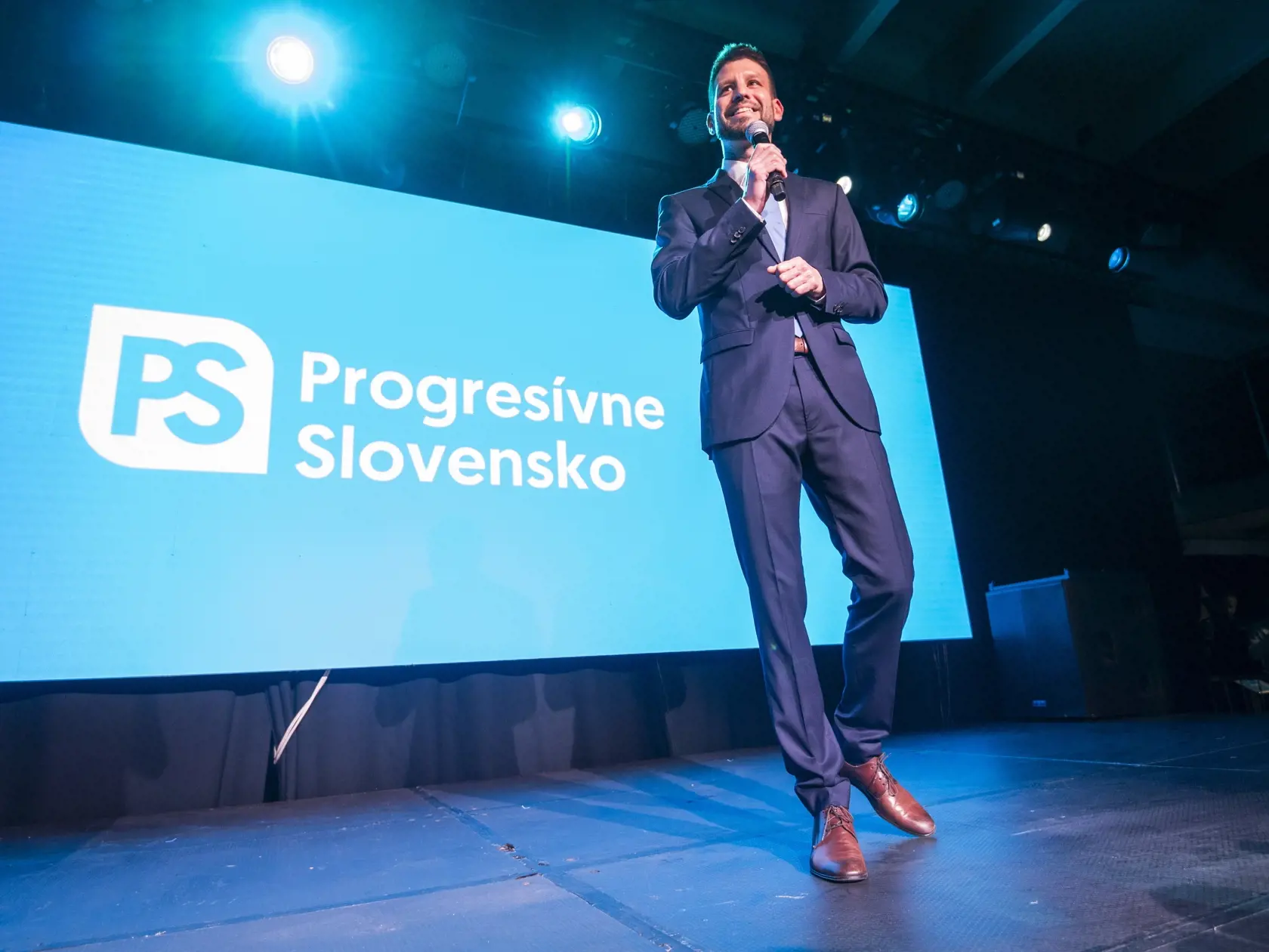 Na snímke predseda hnutia Progresívne Slovensko (PS) Michal Šimečka sa prihovára prítomným počas volebnej noci v centrále hnutia v Bratislave v sobotu 30. septembra 2023.
