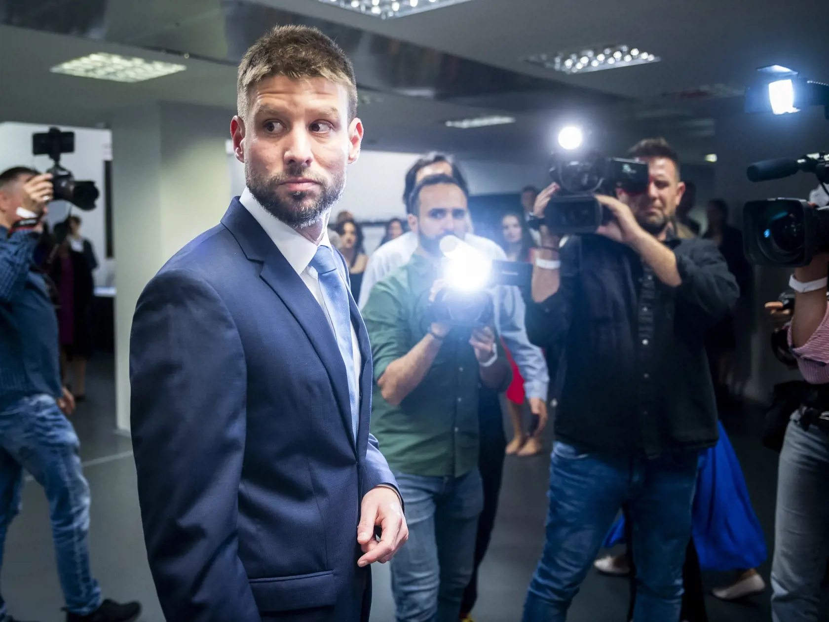 Na snímke predseda hnutia Progresívne Slovensko (PS) Michal Šimečka prichádza na volebnú noc do centrály hnutia v Bratislave v sobotu 30. septembra 2023.
