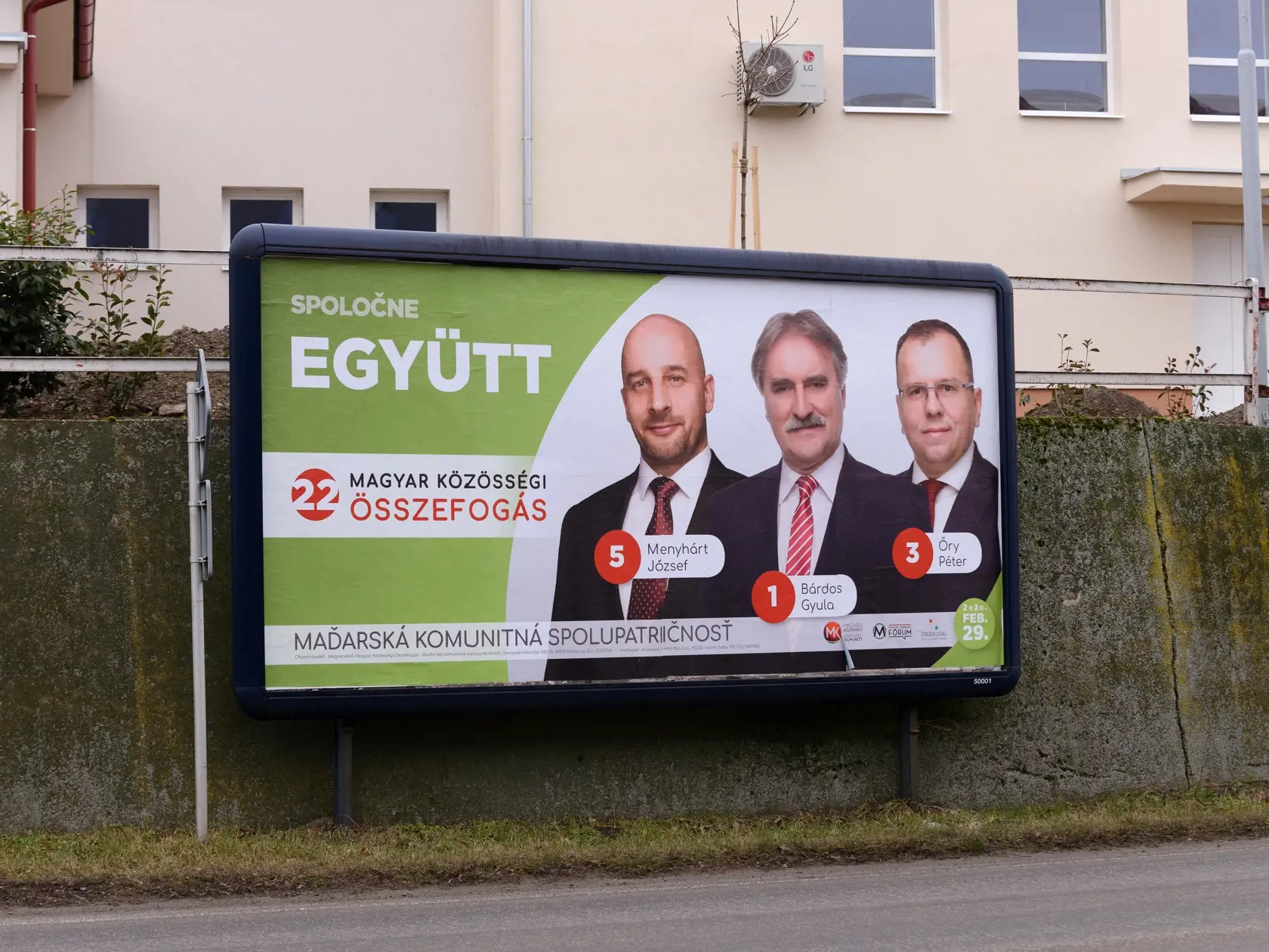 Na snímke volebný bilboard Maďarskej komunitnej spolupatričnosti v obci Bajč v okrese Nové Zámky  30. januára 2020.