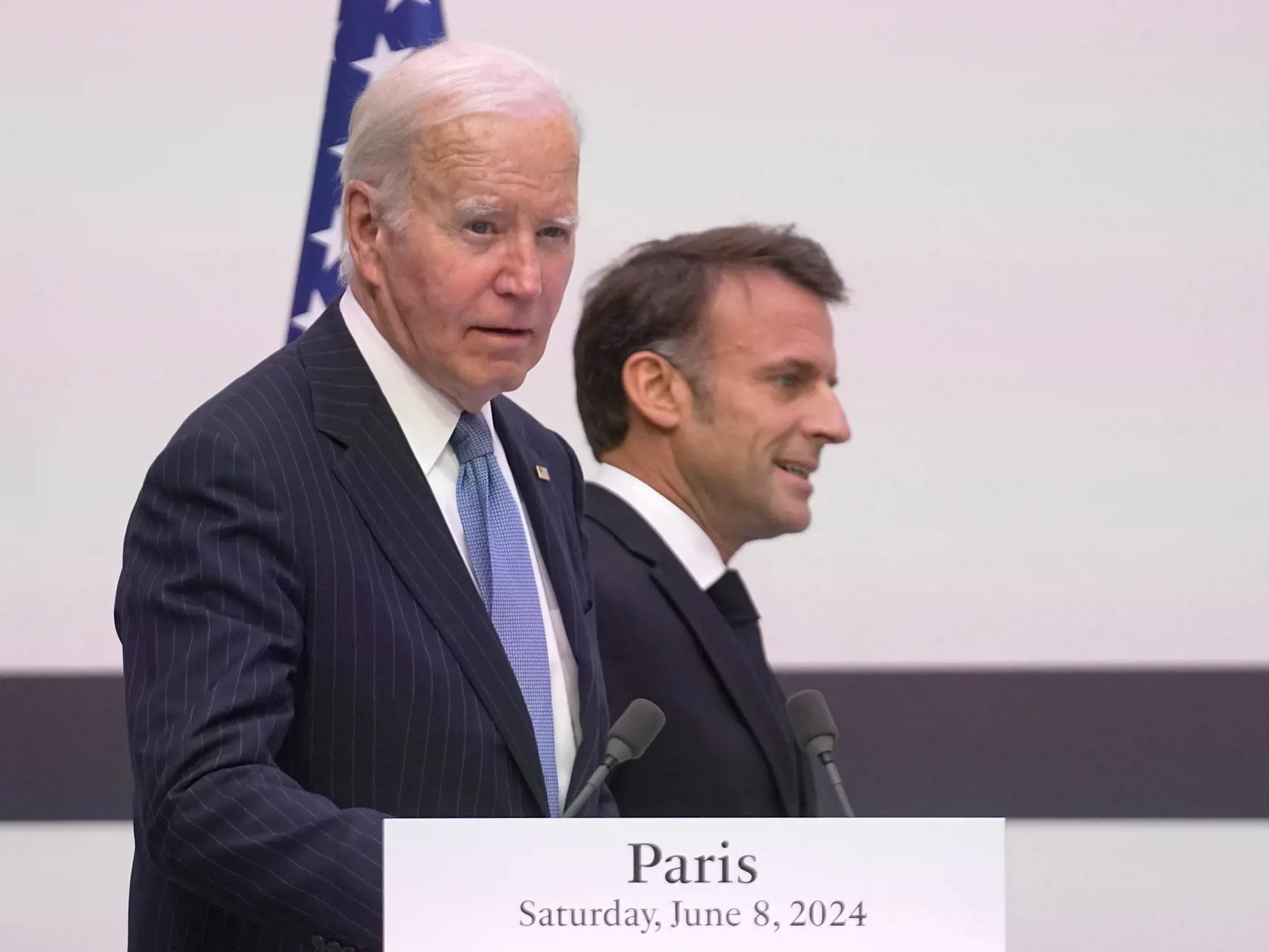 Francúzsky prezident Emmanuel Macron (vpravo) a americký prezident Joe Biden prichádzajú na spoločnú tlačovú konferenciu v Elyzejskom paláci v Paríži v sobotu 8. júna 2024. Biden v stredu pricestoval na päťdňovú  návštevu Francúzska, kde sa v Normandii zúčastnil na oslavách 80. výročia vylodenia spojencov. Do Francúzska pricestoval počas volebného roka. Podľa prieskumov pred novembrovými prezidentskými voľbami zvádza tesný súboj s republikánom Donaldom Trumpom.
