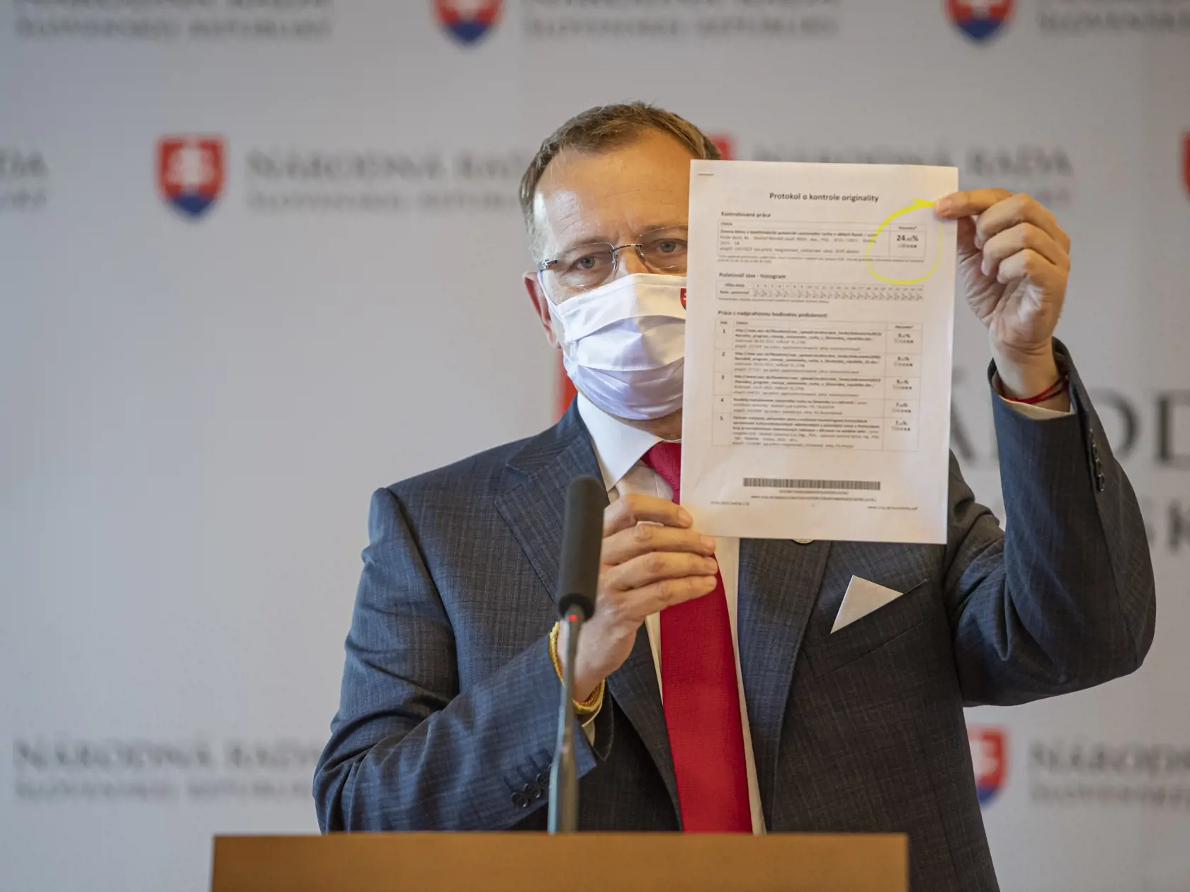 Predseda parlamentu Boris Kollár počas brífingu ohľadom svojej diplomovej práce.  Bratislava, 23. júna 2020.