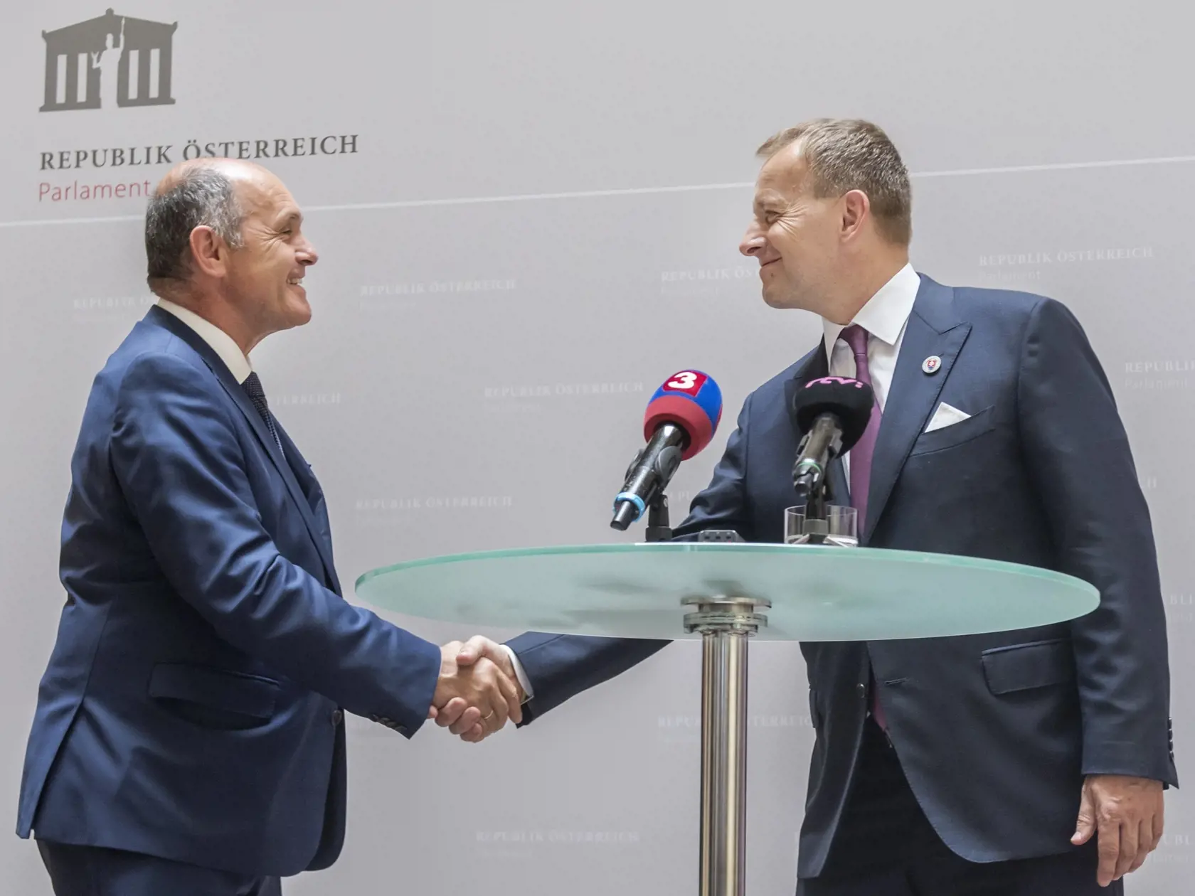 Predseda Národnej rady Rakúskej republiky Wolfgang Sobotka a vpravo predseda Národnej rady SR Boris Kollár počas tlačového vyhlásenia po stretnutí 3. júla 2020 vo Viedni.