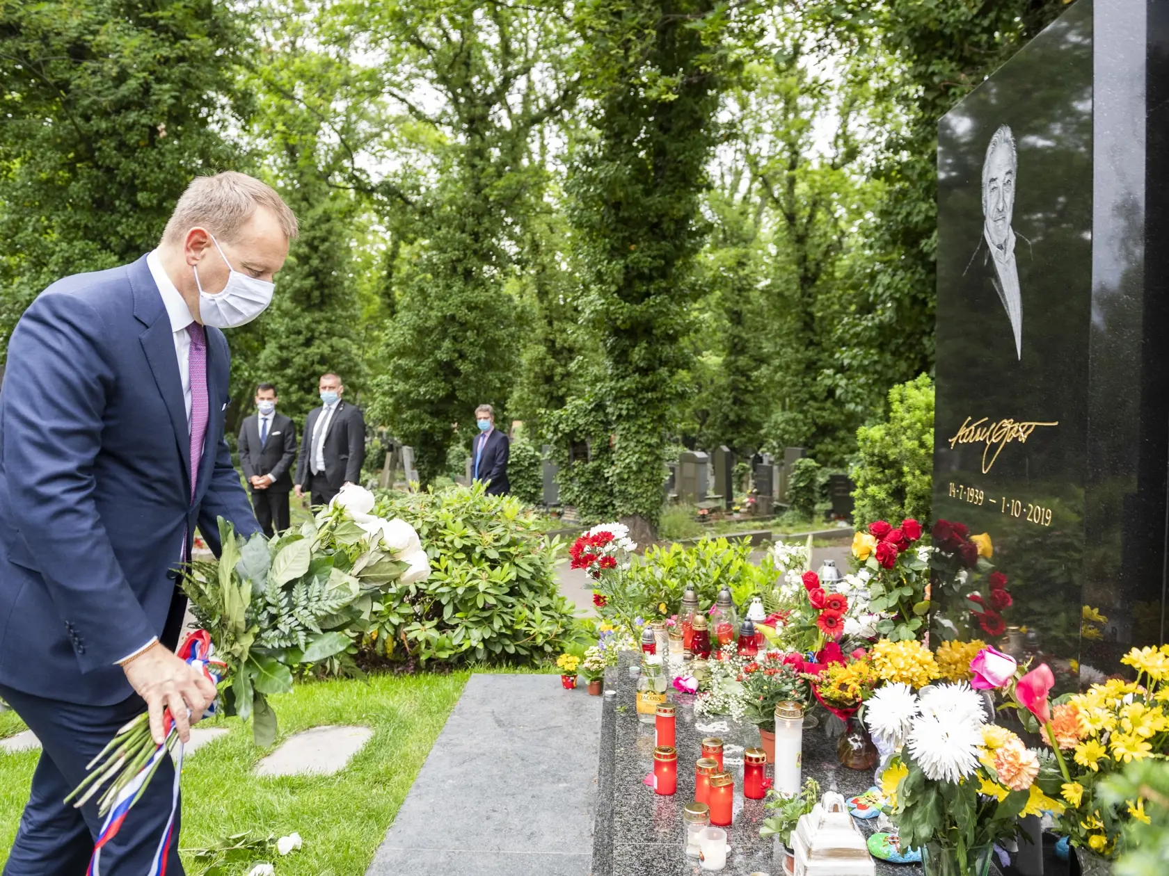 Boris Kollár kladie kyticu k hrobu Karla Gotta. Slovenský predseda NR SR pricestoval na svoju prvú oficiálnu zahraničnú návštevu do Českej republiky. V Prahe 9. júna 2020.