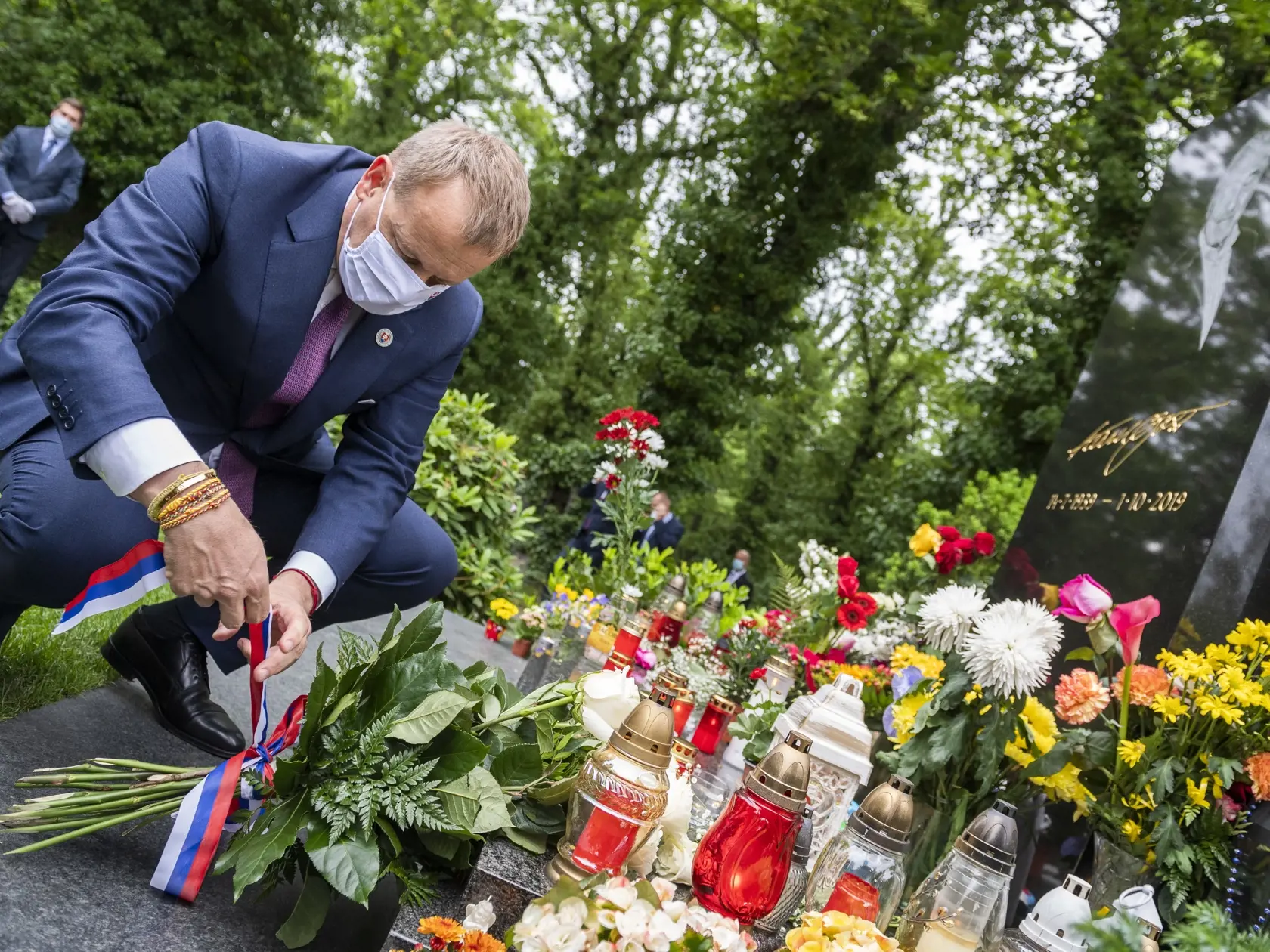 Predseda NR SR Boris Kollár kladie kyticu k hrobu Karla Gotta. Slovenský predseda NR SR pricestoval na svoju prvú oficiálnu zahraničnú návštevu do Českej republiky. V Prahe 9. júna 2020.