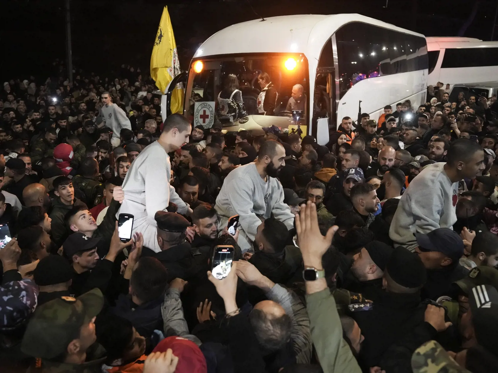 Dav ľudí víta palestínskych väzňov po prepustení z izraelského väzenia v meste Ramalláh na Západnom brehu Jordánu vo štvrtok 30. januára 2025.