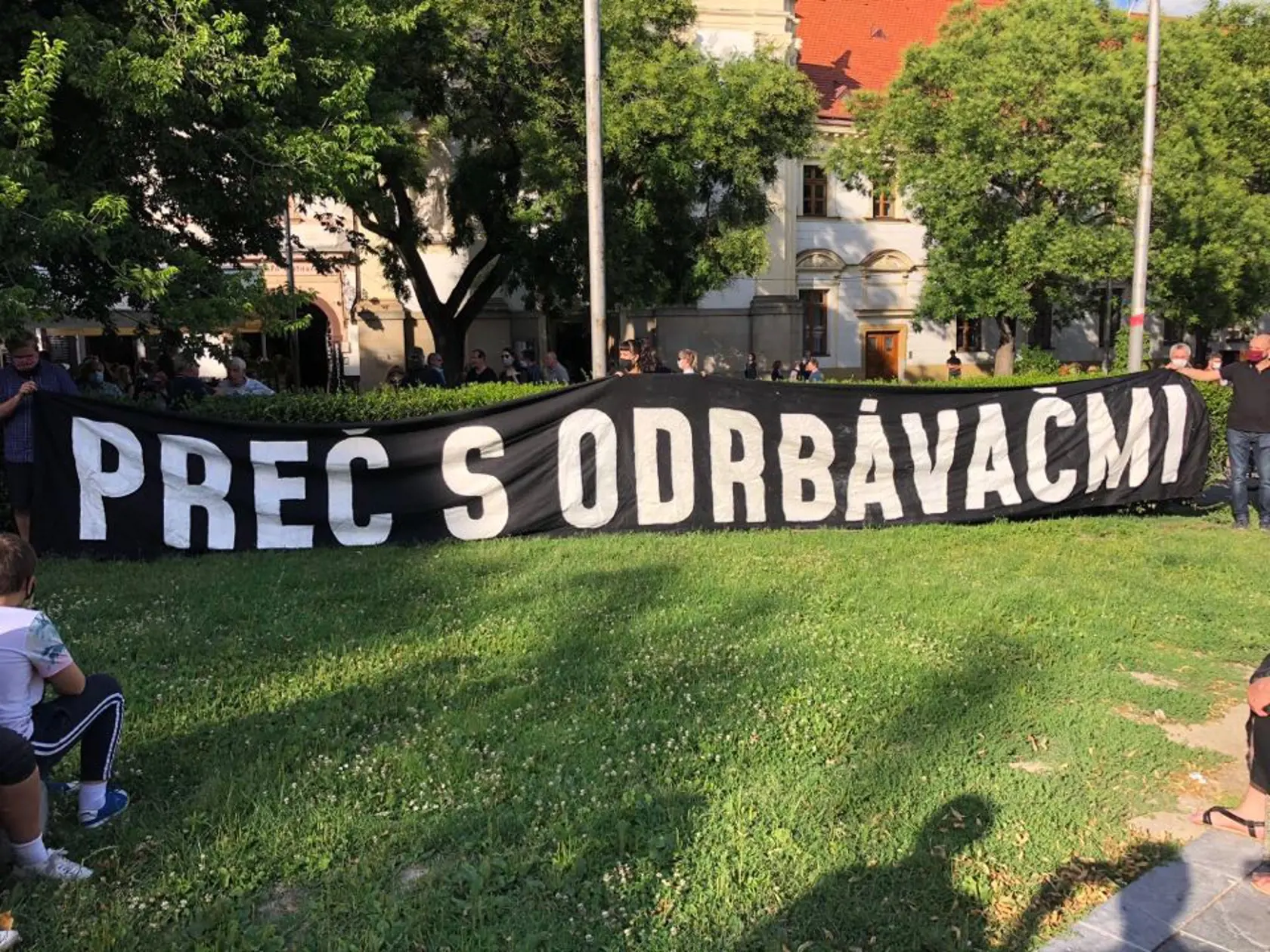 Zhromaždenia Za odpochodovanie plagiátorov z politiky sa napokon nezúčastnilo veľa ľudí. Organizátori napriek tomu akciu začali.