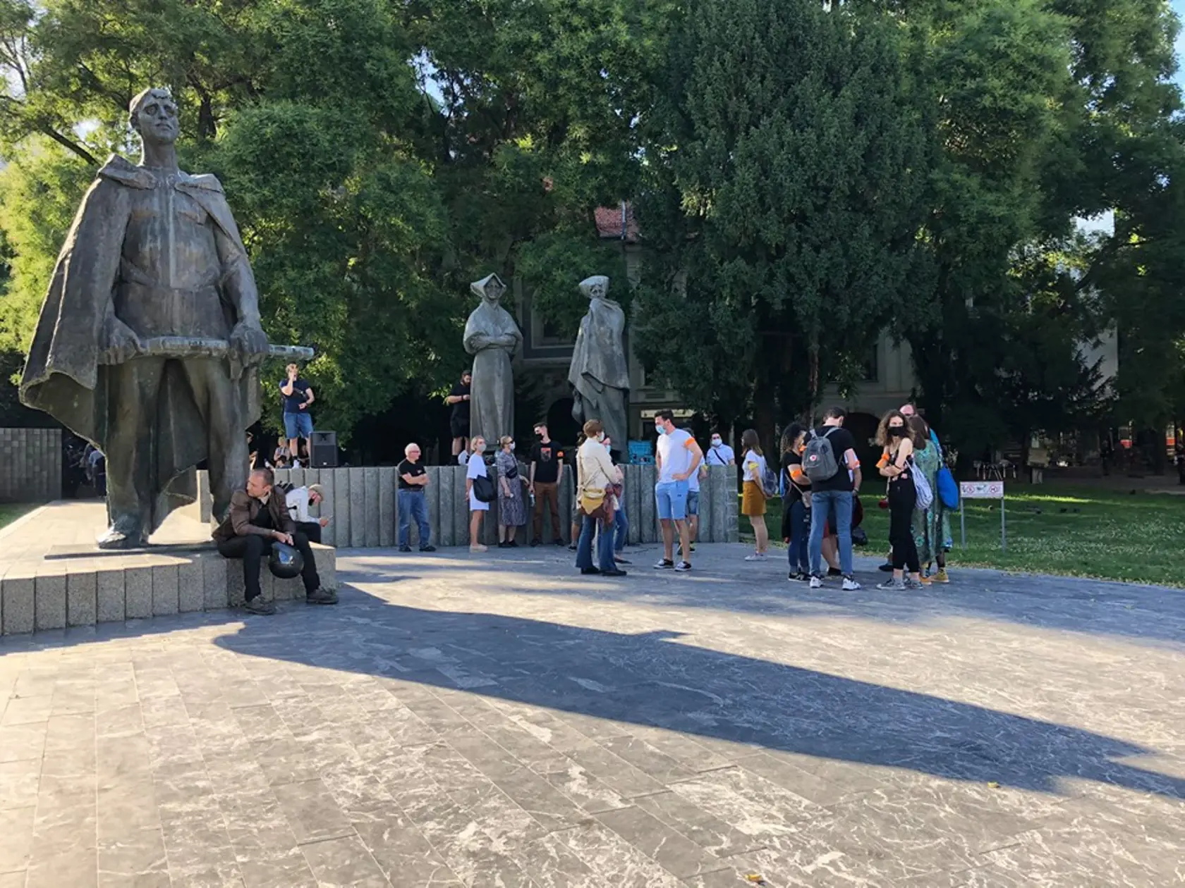Zhromaždenia Za odpochodovanie plagiátorov z politiky sa napokon nezúčastnilo veľa ľudí. Organizátori napriek tomu akciu začali.